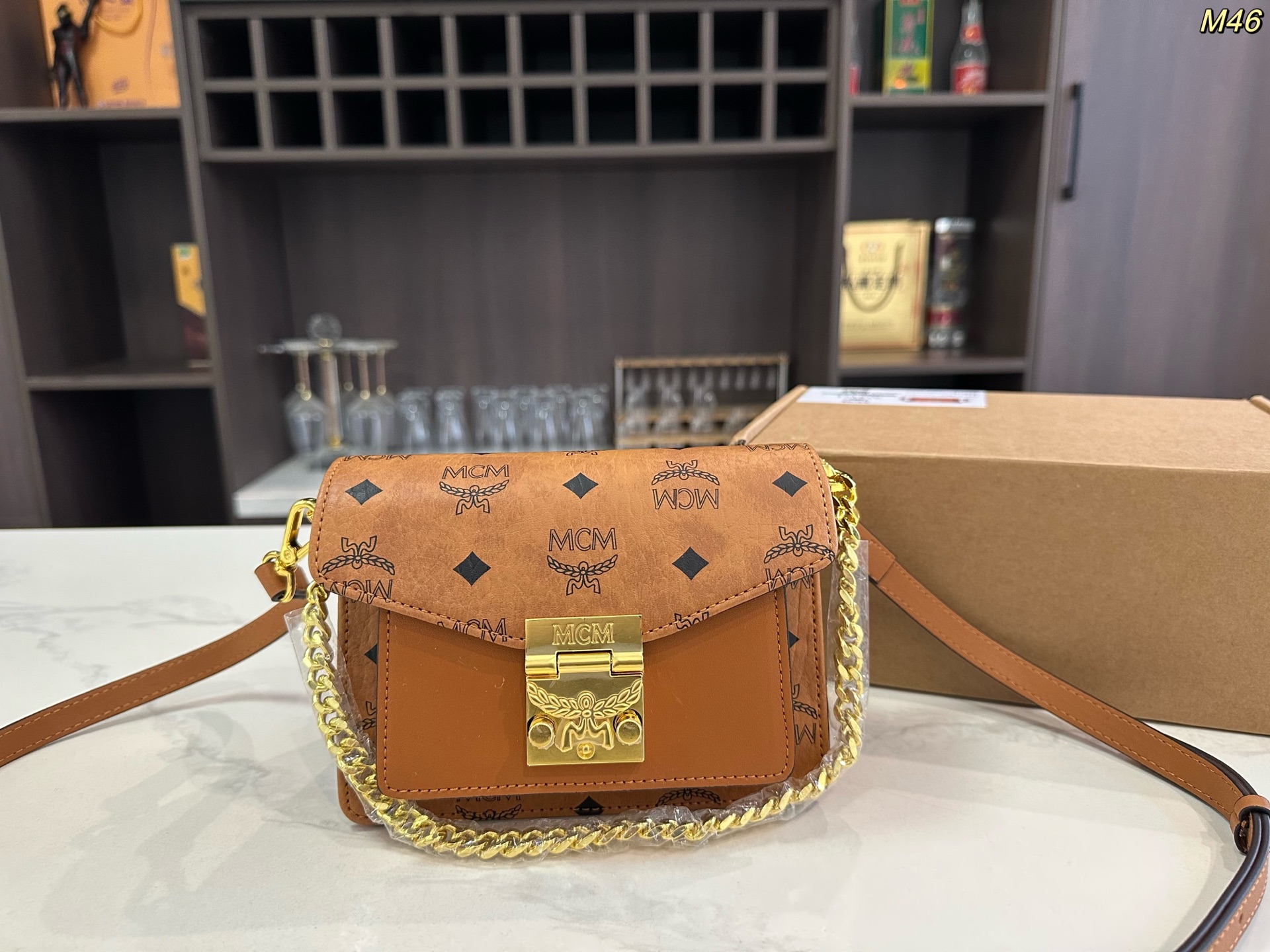 P170 Caja de avión ✈️ tamaño: 18*13 cm MCM bolso cartera de fuelle, cuanto más lo miro, más me gusta. El bolso de fuell…