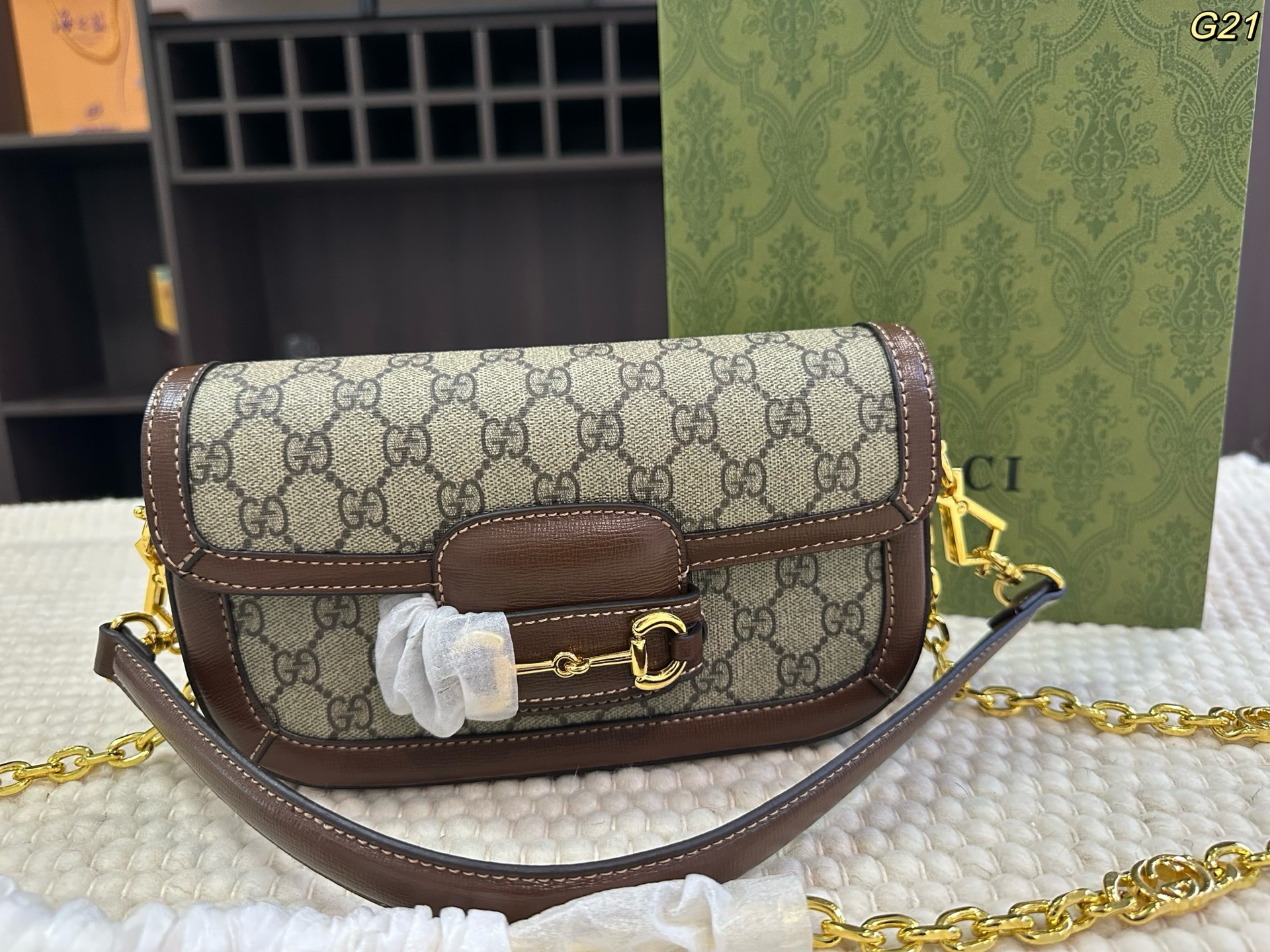 P203 Folding Box | | Size: 23 11cm | | Gucci Cool 1955 Saddle Baguette Bag Chain | Super Good-looking And Elegant | The Saddle Buckle Series Is Popular | You Can Actually Change The Saddle Bag Into The Hottest Armpit Bag At The Moment | The Cross-body Bag Is Changed Into A Metal Chain, So Pretty The Capacity Is Super Nice | There Are No Complicated Modifications, But It Looks More High-end | The Handbag Is Also A Super Good-looking One | Even If You Carry It For Decades, You Still Want To Be Retro And Fashionable But Not Out Of Date