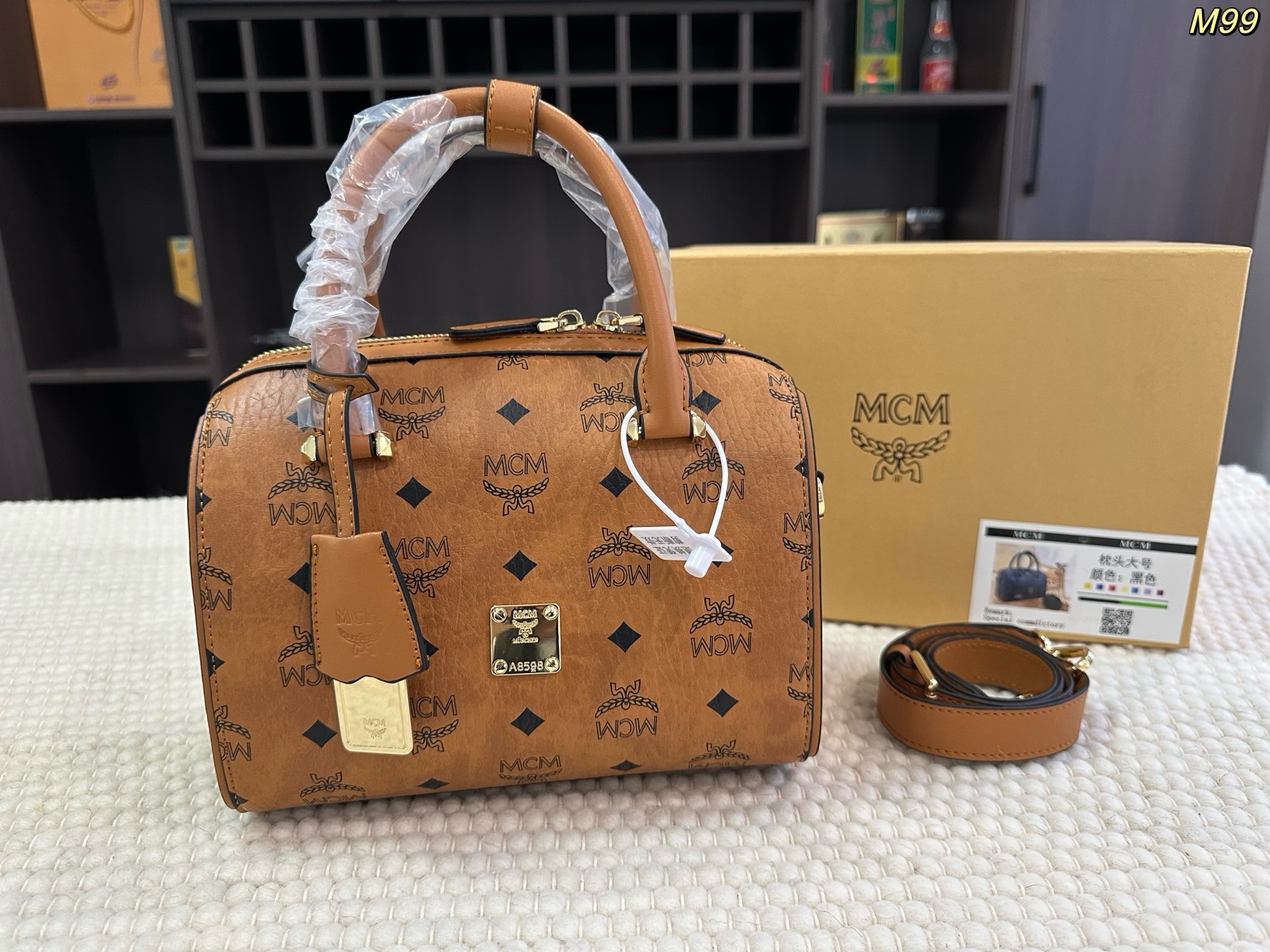 P150 礼盒包装🎁 size：22*15cm MCM 波士顿 枕头包 万能包型！特定材料 皮料做工非常好，包型精致小巧，各种百搭，容量还是相当大，搭配链条肩带 实用与颜值并存！