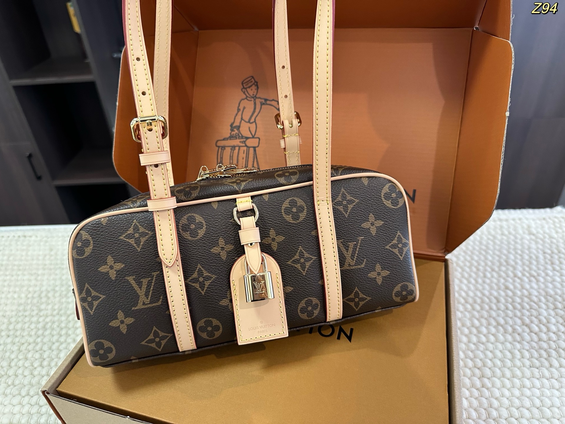 P255 Folding Boxairplane Box️ Transcoding Chip | | Size: 26 11cm | | Lv’s New Hang On Bowling Bag I Love It This New Bag Is So Cute | I Fell Hopelessly In Love With It The First Time I Saw It | This Style With A Heavier Student Vibe Feels Quite Suitable, Can Be Carried On The Shoulder, Can Be Carried In Hand, And Has A Large Capacity | If You Like This Kind Of Small Bag, Feel Free To Buy It