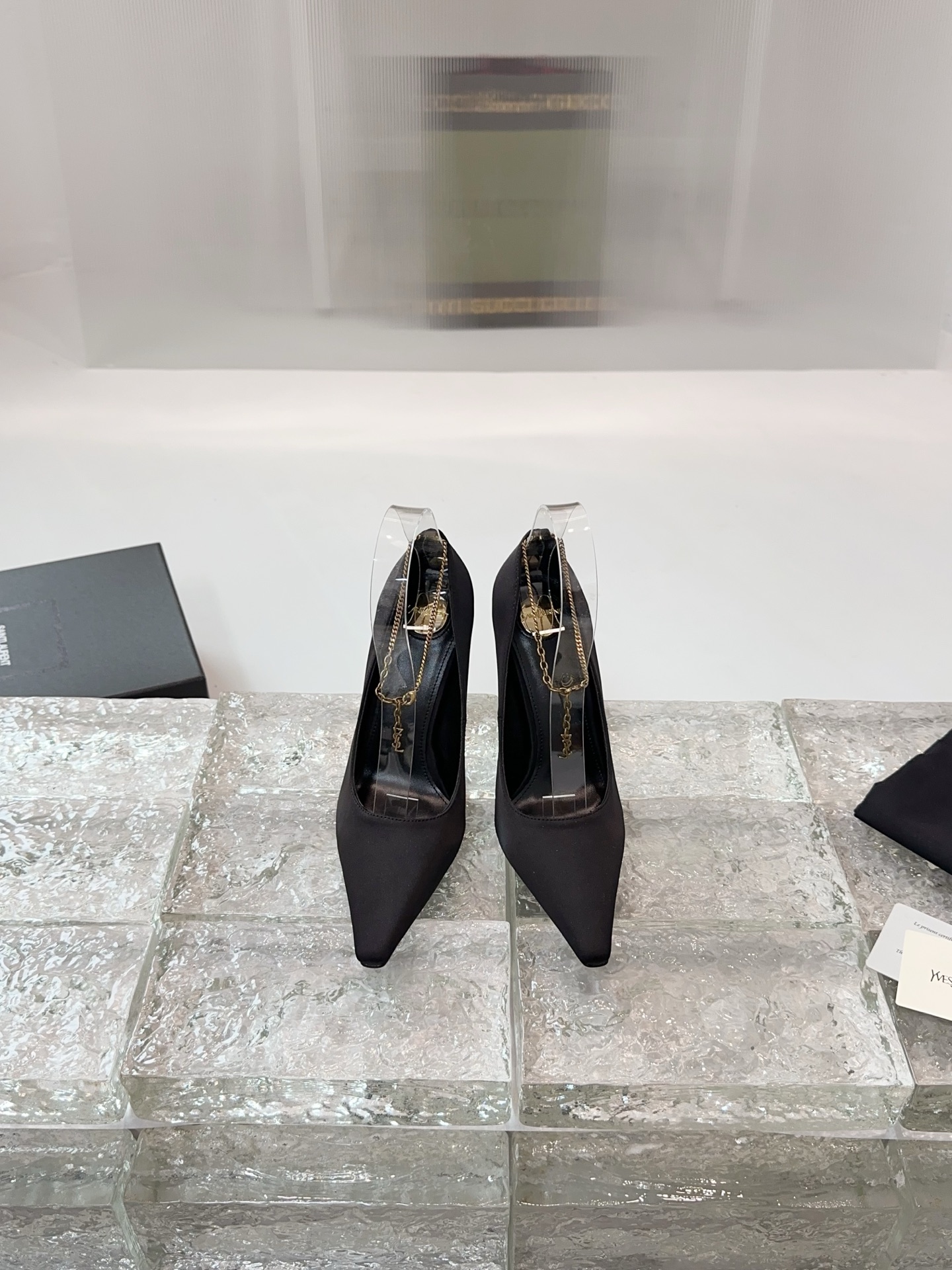 NO:223140,Saint Laurent YSL 2025 spring and summer high heels show off the beautiful pointed toe gold chain, silk upper, imported sheepskin, imported leather sole, heel height 10.5cm, size 35-39 (34 40 can be customized, non-return and exchange), high heels, saint laurent, saint laurent, high heels, sheepskin, real silk, Leather soles19860909圣罗兰YSL2025春夏高跟鞋秀款尖头金链绝美 鞋面真丝面料 内里进口绵羊皮 鞋底进口真皮大底 跟高10.5cm 码数35-39（34 40可定做不退换）,高跟鞋,saint laurent,saint laurent,high heels,sheepskin,real silk,Leather soles,Women's Shoes