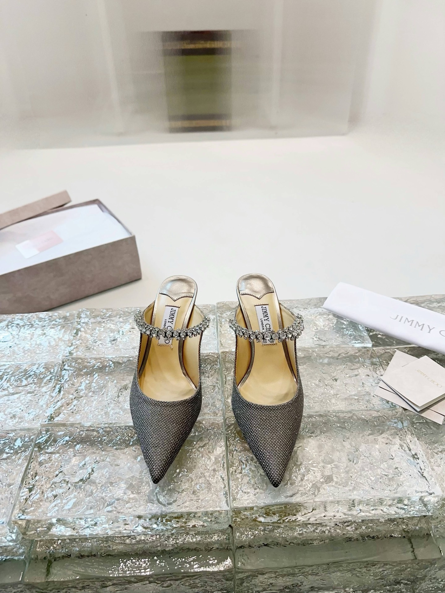 JIMMY CHOO Escarpins Sandales à talons Sandales ouvertes à l'arrière Escarpins à bout pointu avec brides en cristal + cuir de mouton importé Cuir de mouton grainé avec cristaux