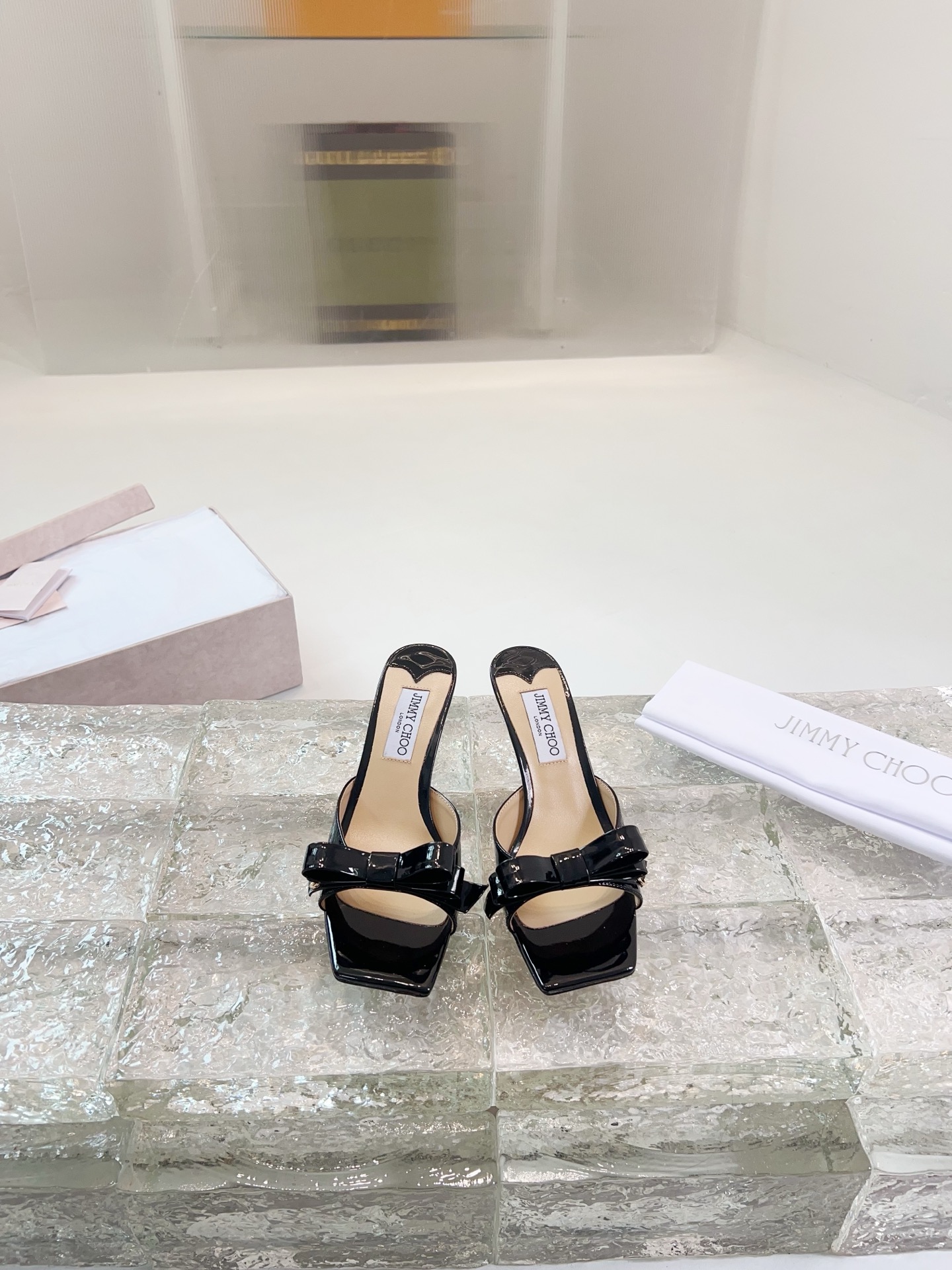 JIMMY CHOO Escarpins Sandales à talons Sandales ouvertes à l'arrière Chaussures à bout pointu et décolleté Sangles en cristal + cuir de mouton importé Cuir de mouton grainé cristal