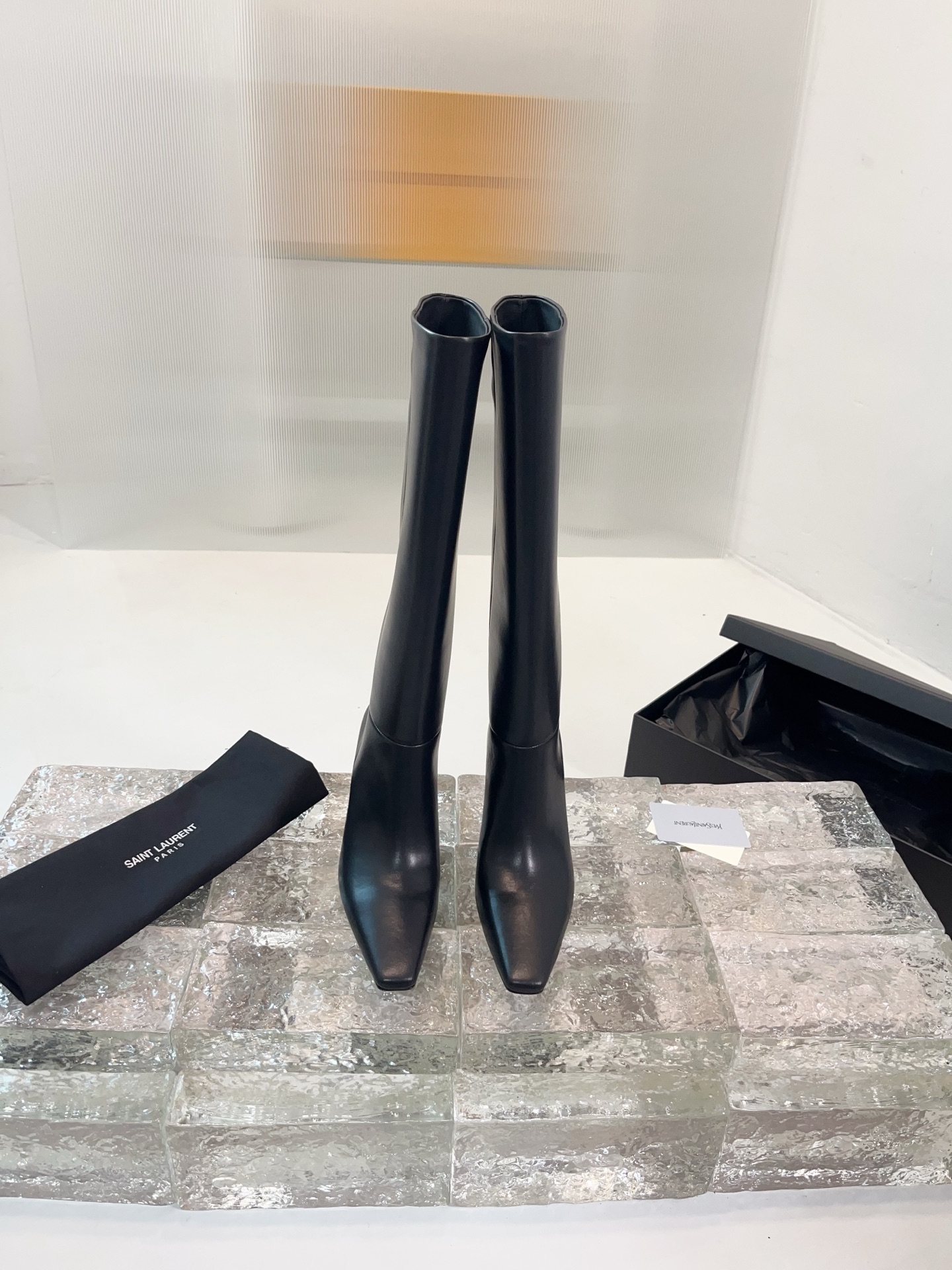 NO:558849,Saint Laurent high-heeled boots, the design highlight of YSL's boots is its unique round-toe shoe, which has a strong visual impact and brings you more charm. [Material] Upper cowhide Original lining Original outsole Original outsole Heel height 7cm Size 35-39 Other size customization, boots, saint laurent, saint laurent, boots, cowhide19860909圣罗兰高跟长靴,YSL这款靴子的设计亮点在于其独特圆头鞋,强烈的视觉冲击力为您带来更多魅力气场.【材质】 鞋面牛皮 内里原版内里 大底原版大底 跟高7cm 码数35-39 其他码数定做,靴子,saint laurent,saint laurent,boots,cowhide,Women's Shoes