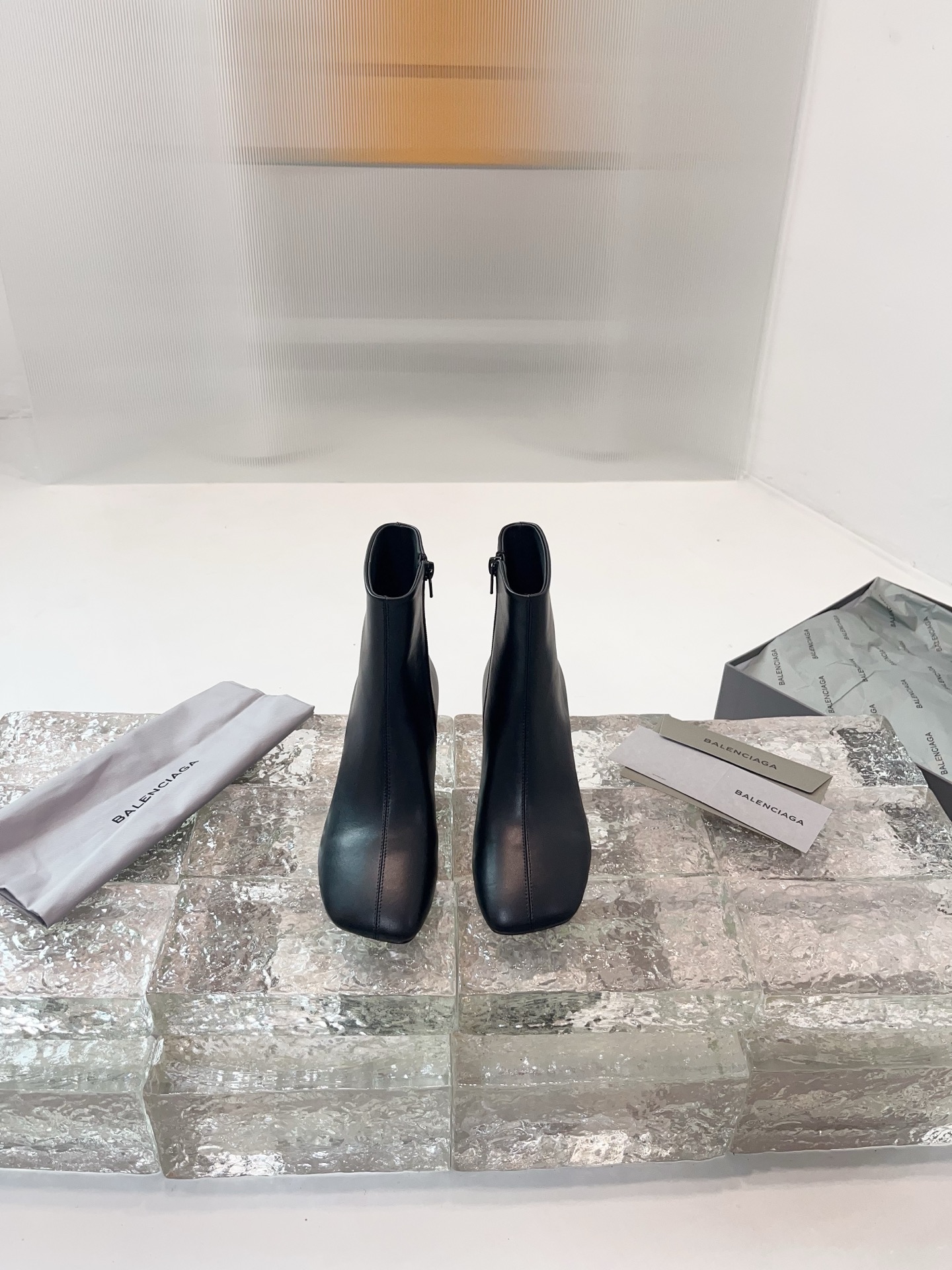 NO:558866,Balenciaga high-heeled boots, Y^_^The design highlight of this boot is its unique round-toe shoe. The strong visual impact brings you more charm. [Material] Upper cowhide, original lining, original outsole, heel height 7cm, size 35-39, other sizes are customized, boots, balenciaga, boots, cowhide19860909巴黎世家高跟长靴,Y^_^这款靴子的设计亮点在于其独特圆头鞋,强烈的视觉冲击力为您带来更多魅力气场.【材质】 鞋面牛皮 内里原版内里 大底原版大底 跟高7cm 码数35-39 其他码数定做,靴子,balenciaga,boots,cowhide,Women's Shoes