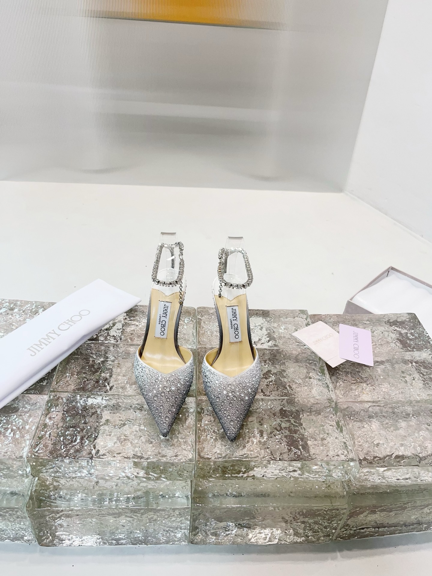 JIMMY CHOO Escarpins Sandales à talon Sandales à brides ouvertes à l'arrière Chaussures à bout pointu et à coupe basse Brides en cristal + cuir de mouton importé Cuir de mouton grainé et cristal