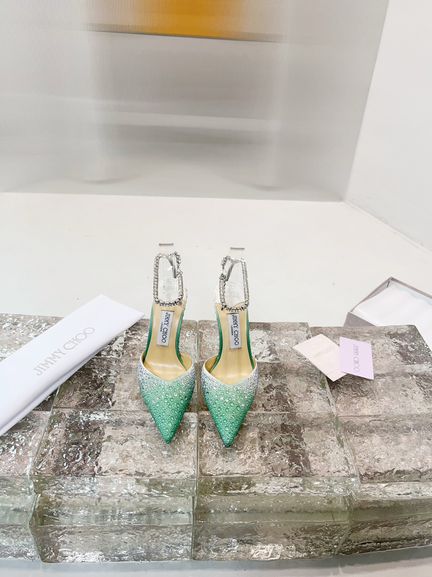 JIMMY CHOO Escarpins Sandales à talons Sandales à brides dans le dos Escarpins à bout pointu et découpe basse Brides en cristal + cuir de mouton importé Cuir de mouton grainé cristal