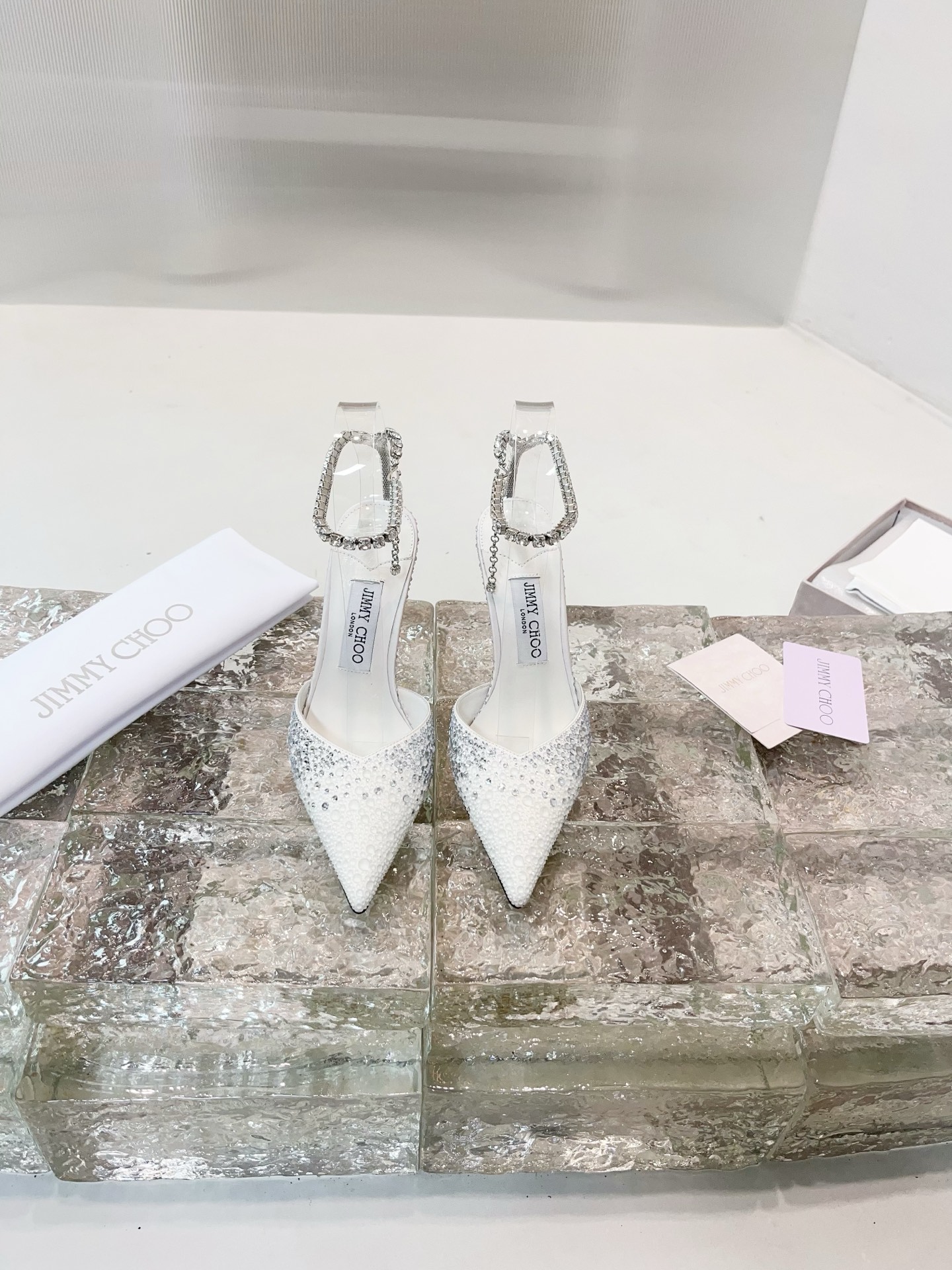 JIMMY CHOO Escarpins Sandales à talons Sandales à brides ouvertes à l'arrière Chaussures à bout pointu et décolleté Brides en cristal + cuir de mouton importé Cuir de mouton grainé et cristal