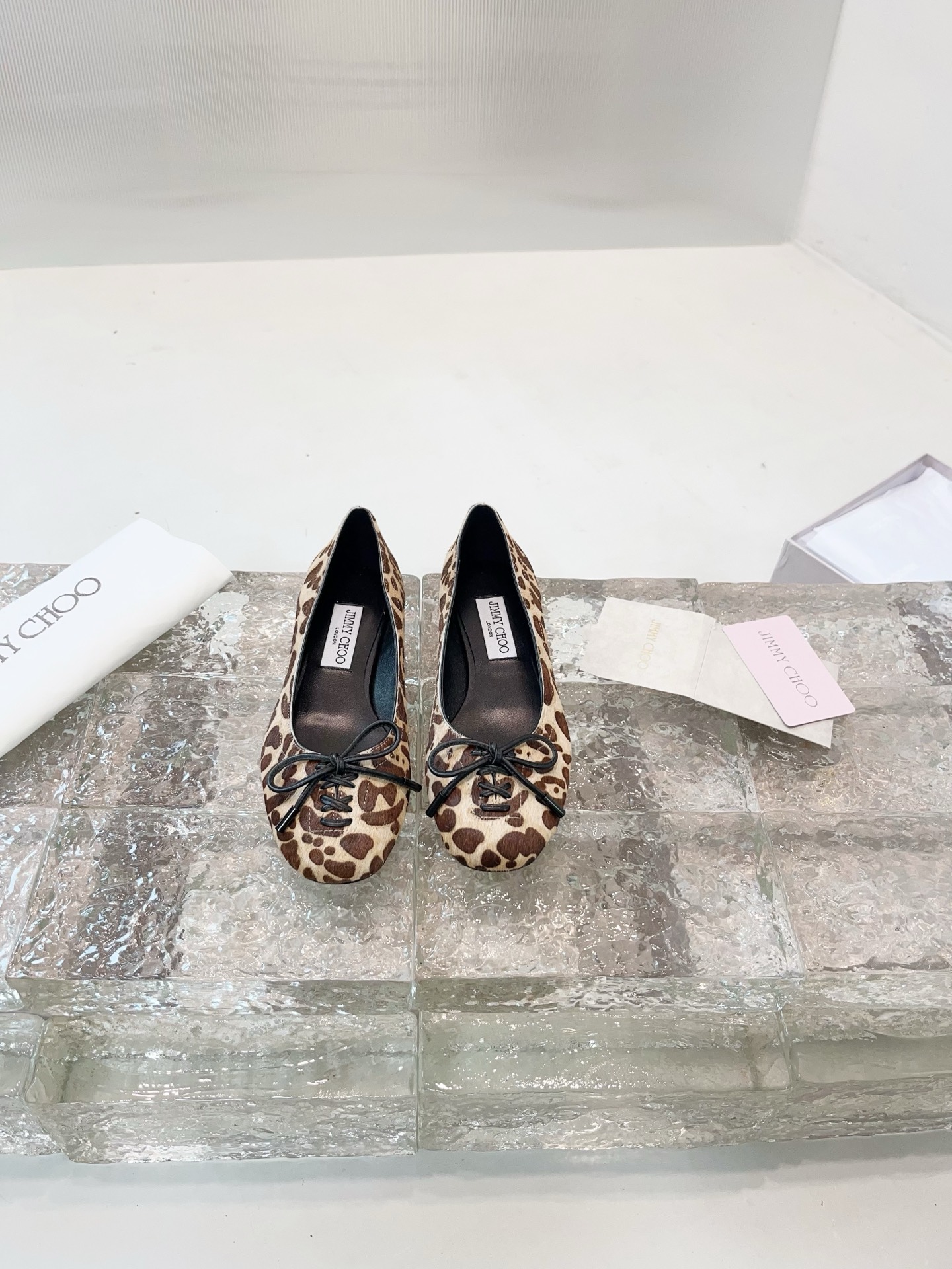 JIMMY CHOO Chaussures plates à bout pointu et décolleté, brides en cristal + cuir de mouton importé, cuir de mouton grainé et cristal