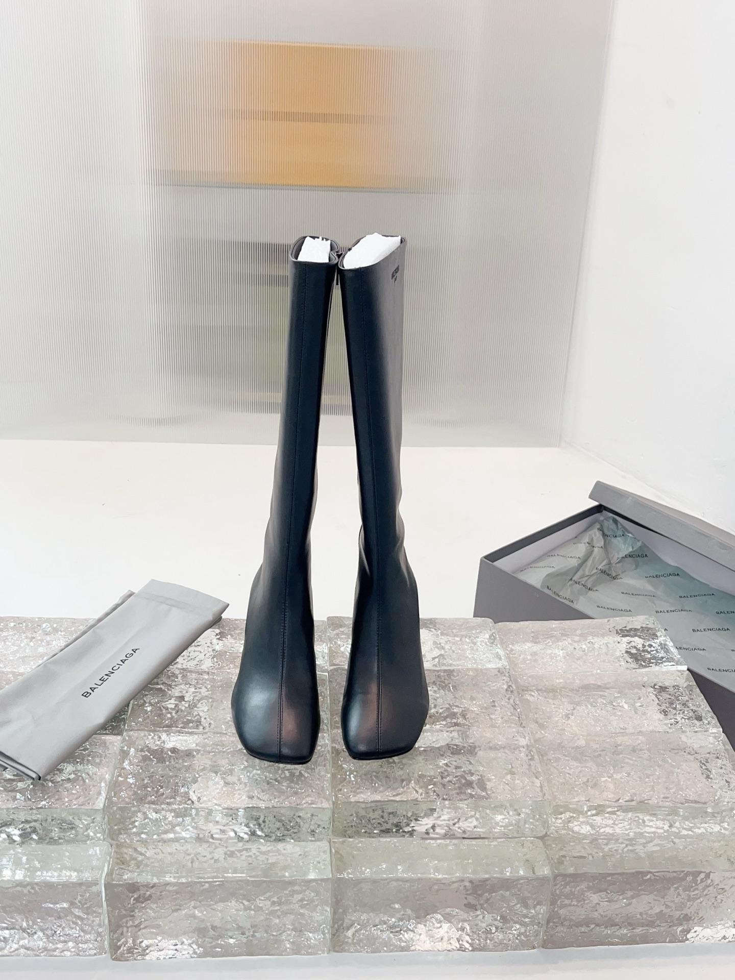 NO:558868,Balenciaga high-heeled boots, the design highlight of this boot is its unique round toe shoe, the strong visual impact brings you more charm. [Material] Upper cowhide, original lining, original outsole, original outsole, heel height: 5, size 35-39, other sizes are customized, boots, balenciaga, boots, cowhide19860909巴黎世家高跟长靴,这款靴子的设计亮点在于其独特圆头鞋,强烈的视觉冲击力为您带来更多魅力气场.【材质】 鞋面牛皮 内里原版内里 大底原版大底 跟高 : 5 码数35-39 其他码数定做,靴子,balenciaga,boots,cowhide,Women's Shoes