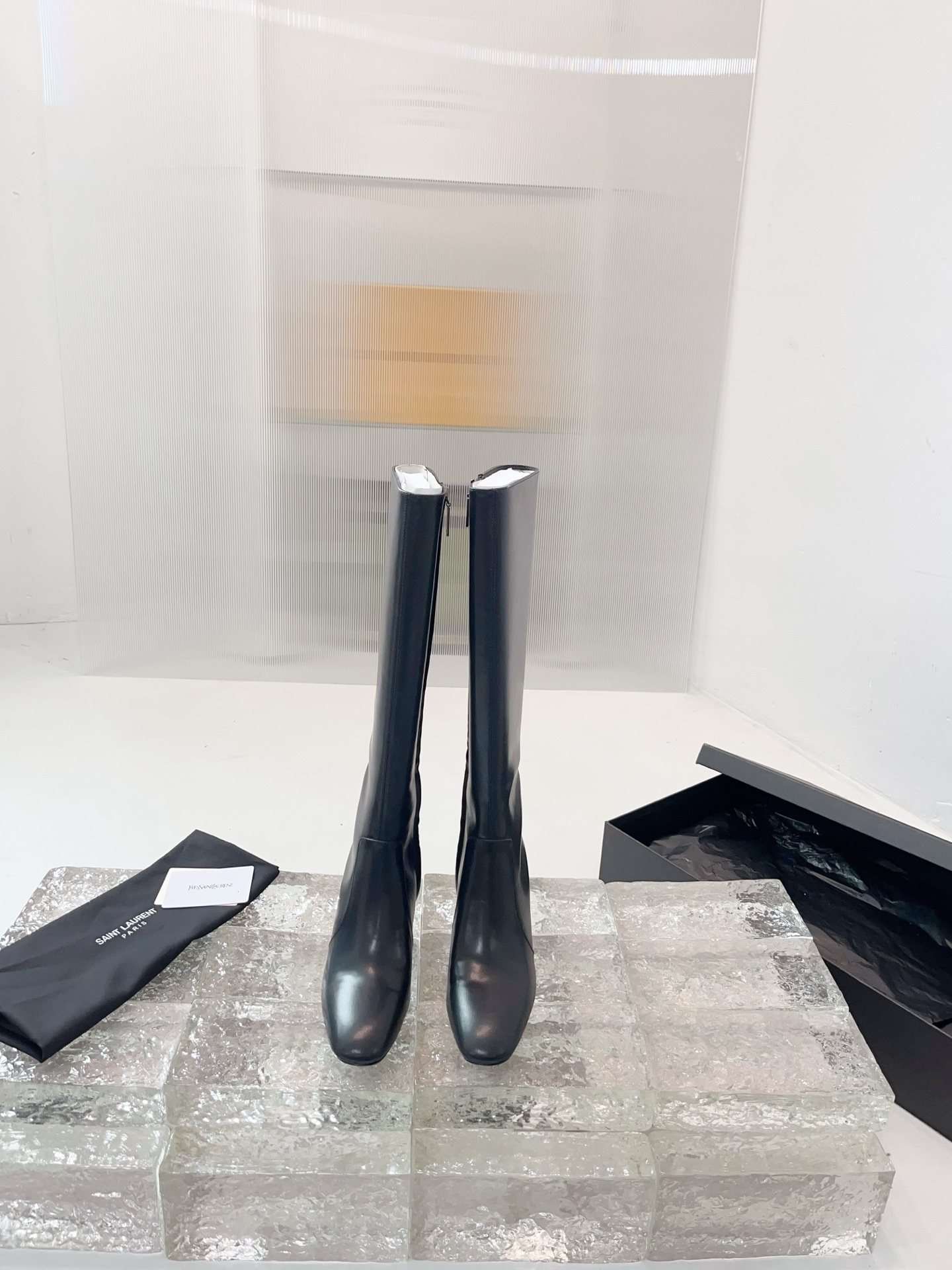 NO:558860,Saint Laurent high-heeled boots, the design highlight of YSL's boots is its unique round-toe shoe, which has a strong visual impact and brings you more charm. [Material] Upper cowhide Original lining Original outsole Original outsole Heel height: 7 Size 35-39 Other sizes are customized, boots, saint laurent, saint laurent, boots, cowhide19860909圣罗兰高跟长靴,YSL这款靴子的设计亮点在于其独特圆头鞋,强烈的视觉冲击力为您带来更多魅力气场.【材质】 鞋面牛皮 内里原版内里 大底原版大底 跟高 : 7 码数35-39 其他码数定做,靴子,saint laurent,saint laurent,boots,cowhide,Women's Shoes