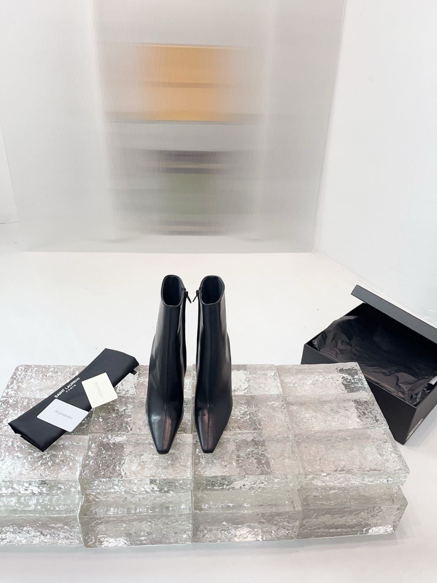 NO:558865,Saint Laurent high-heeled boots, the design highlight of YSL's boots is its unique round-toe shoe, which has a strong visual impact and brings you more charm. [Material] Upper cowhide Original lining Original outsole Original outsole Heel height: 10 Size 35-39 Other sizes are customized, boots, saint laurent, saint laurent, boots, cowhide19860909圣罗兰高跟长靴,YSL这款靴子的设计亮点在于其独特圆头鞋,强烈的视觉冲击力为您带来更多魅力气场.【材质】 鞋面牛皮 内里原版内里 大底原版大底 跟高 : 10 码数35-39 其他码数定做,靴子,saint laurent,saint laurent,boots,cowhide,Women's Shoes