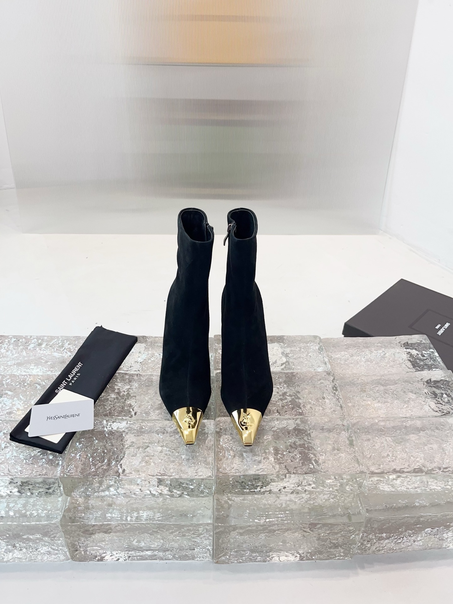 NO:625458,YSL Yves Saint Laurent's latest gold iron toe logo small square toe cowhide short boots are available at the counter simultaneously. All major celebrities and Internet celebrities are on their feet. The style is fashionable and versatile, simple and advanced, elegance to the extreme. The upper foot is goddess style. The upper is imported calfskin. The lining is imported sheepskin. The heel height is 10.5. The outsole is genuine leather. The size is 35-39. Boots, saint laurent, saint.  laurent,boots,cowhide,sheepskin,gold,Leather soles19860909YSL 圣罗兰最新黄金铁头logo小方头牛皮短靴 专柜同步上新 各大明星网红纷纷上脚 款式时髦百搭 简约又高级 把优雅做到极致 上脚女神范 鞋面进口小牛皮 内里进口羊皮 跟高10.5 大底真皮大底 码数35-39,靴子,saint laurent,saint laurent,boots,cowhide,sheepskin,gold,Leather soles,Women's Shoes