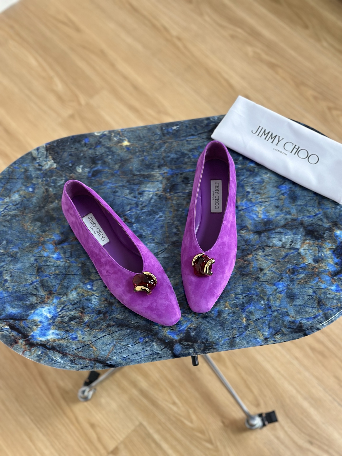 JIMMY CHOO Chaussures plates à bout pointu et décolleté, brides en cristal + cuir de mouton importé, cuir de mouton grainé et cristal