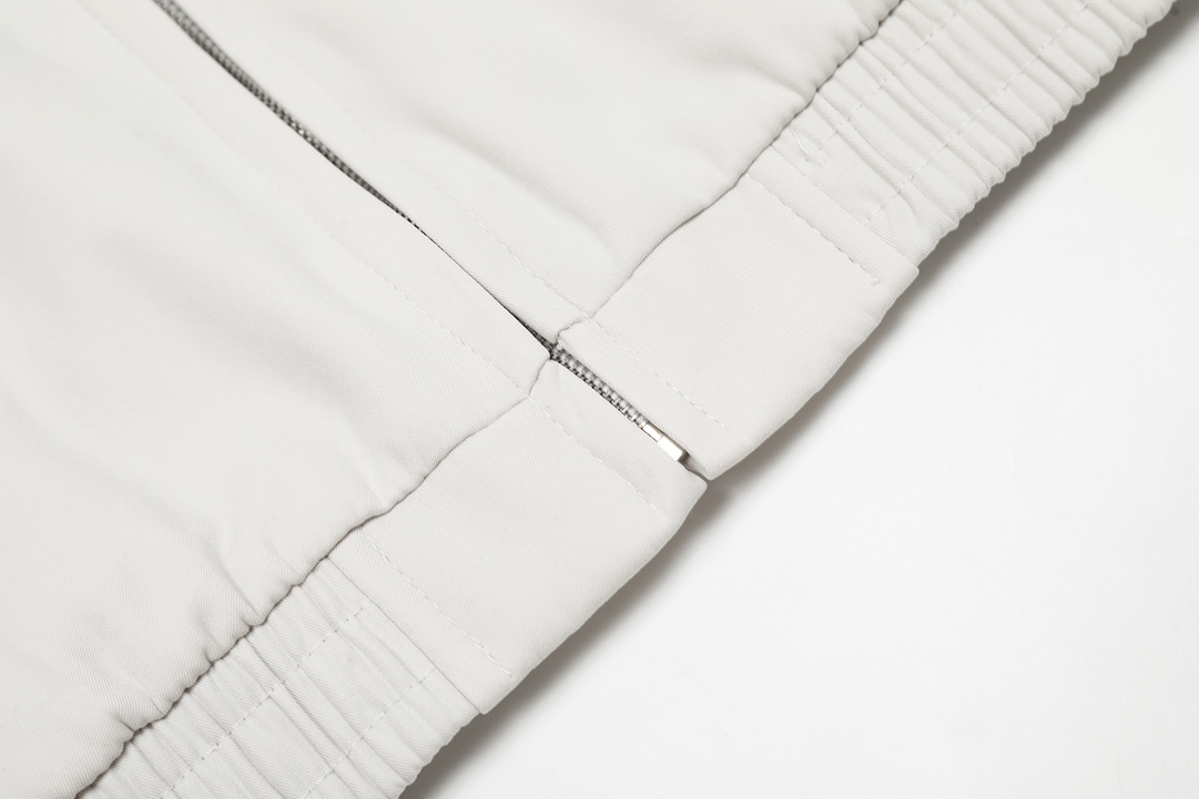 #2227  188💰
-Ralph Lauren 拉夫劳伦24ssRL胸前经典战马logo刺绣夹克拉链外套

-单品采用定制面料、购入原版打造 全套定制辅料 细节决定成败 重磅秋冬新款 
上身效果非常nice  宽松版型 

颜色：图片色
尺码：M-XXL

尺码	衣长	胸围	袖长	肩宽	
M	64	108	59	-	
L	66	112	60	-	
XL	68	116	61	-	
2XL	70	120	62	-