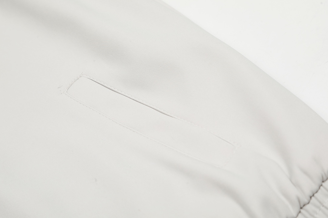 #2227  188💰
-Ralph Lauren 拉夫劳伦24ssRL胸前经典战马logo刺绣夹克拉链外套

-单品采用定制面料、购入原版打造 全套定制辅料 细节决定成败 重磅秋冬新款 
上身效果非常nice  宽松版型 

颜色：图片色
尺码：M-XXL

尺码	衣长	胸围	袖长	肩宽	
M	64	108	59	-	
L	66	112	60	-	
XL	68	116	61	-	
2XL	70	120	62	-