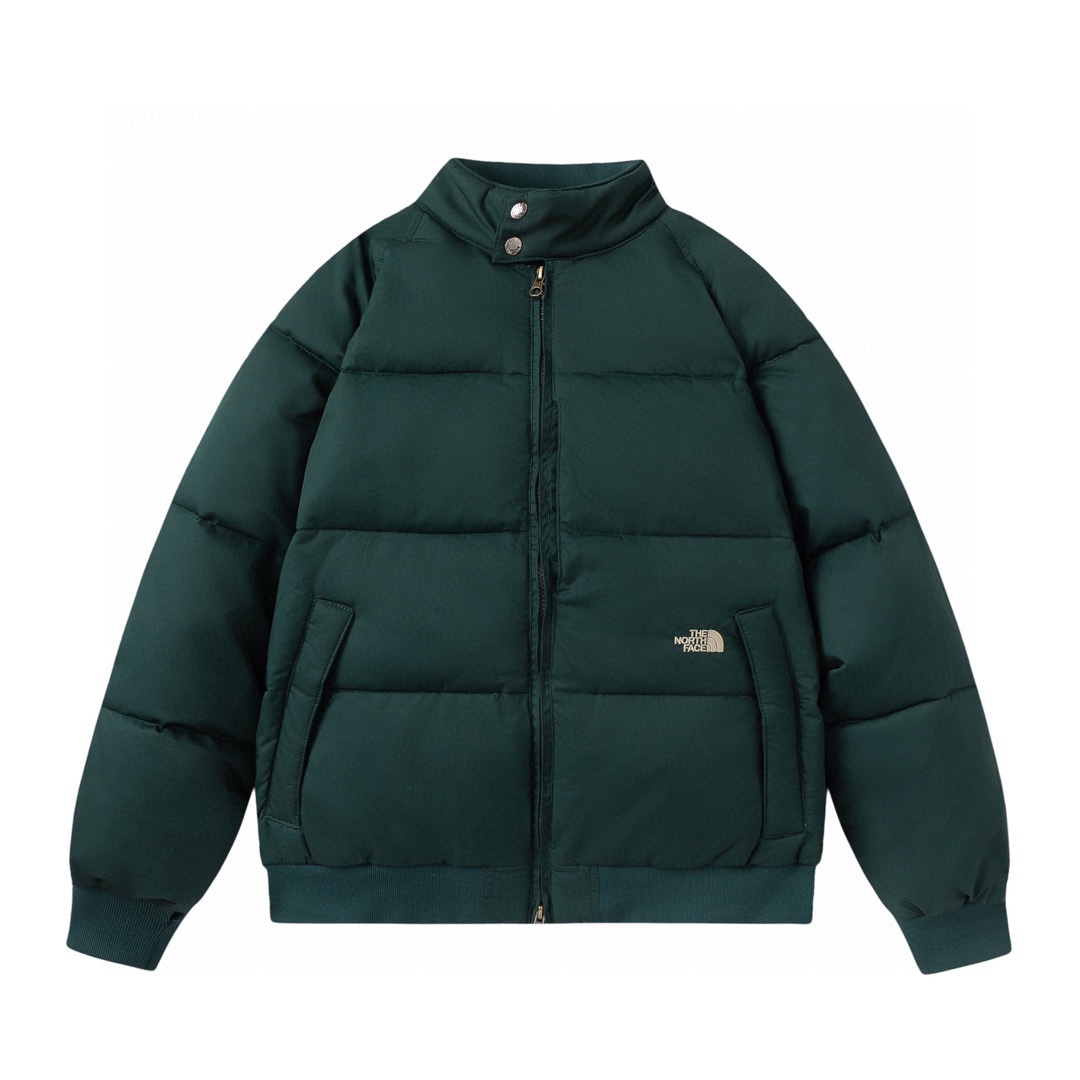 【TheNorthFace/北面 紫标 23FW光电子羽绒服 最新官网在售爆款推荐】

   🔥紫标 Lightweight Twill Mountain Down JKT 光电子羽绒服，光电子技术御寒能力顶级 ，以 80 年代的狗耳朵夹克为蓝本设计的山地羽绒
服，环保防水处理搭配光电子羽绒，紫标的羽绒服官方一直没有克重等数据，但这款保暖性绝对高。拿到实物就知道充绒量和蓬松度非常高专柜原版 全部1.1定制百灵达北面刺绣logo，经典的R小象腿。双层内胆，不跑绒420克起充绒量，蓬松度非常好，是一非常保暖。整件衣服一共5条拉链 全部采用定制的YKK金属黄铜拉链，  米白色真的太绝啦！实物到手质感满满上身效果确实帅 趁这个秋冬宝藏还没被朋友们发现 闭眼冲 家人们～ 男女同款 可做情侣装！ 

颜色：米白色  黑色  绿色

尺码：S-XL