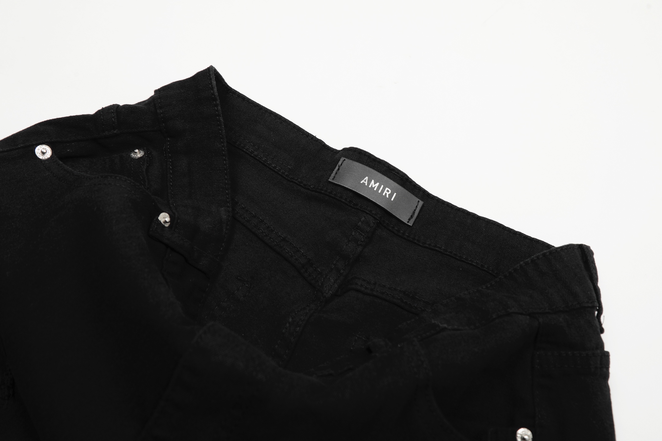 AMIRI Embroidered Jeans and Pants: Soft, Comfortable, Hand-Coded Custom Logo Buttons. - 图片 5