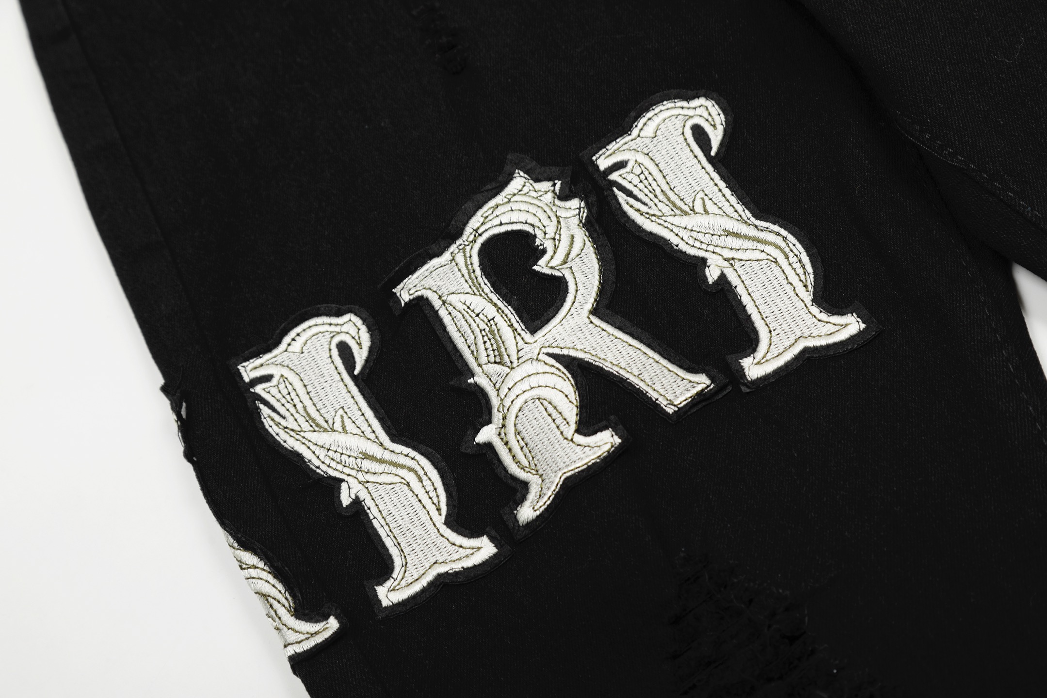 AMIRI Embroidered Jeans and Pants: Soft, Comfortable, Hand-Coded Custom Logo Buttons. - 图片 9