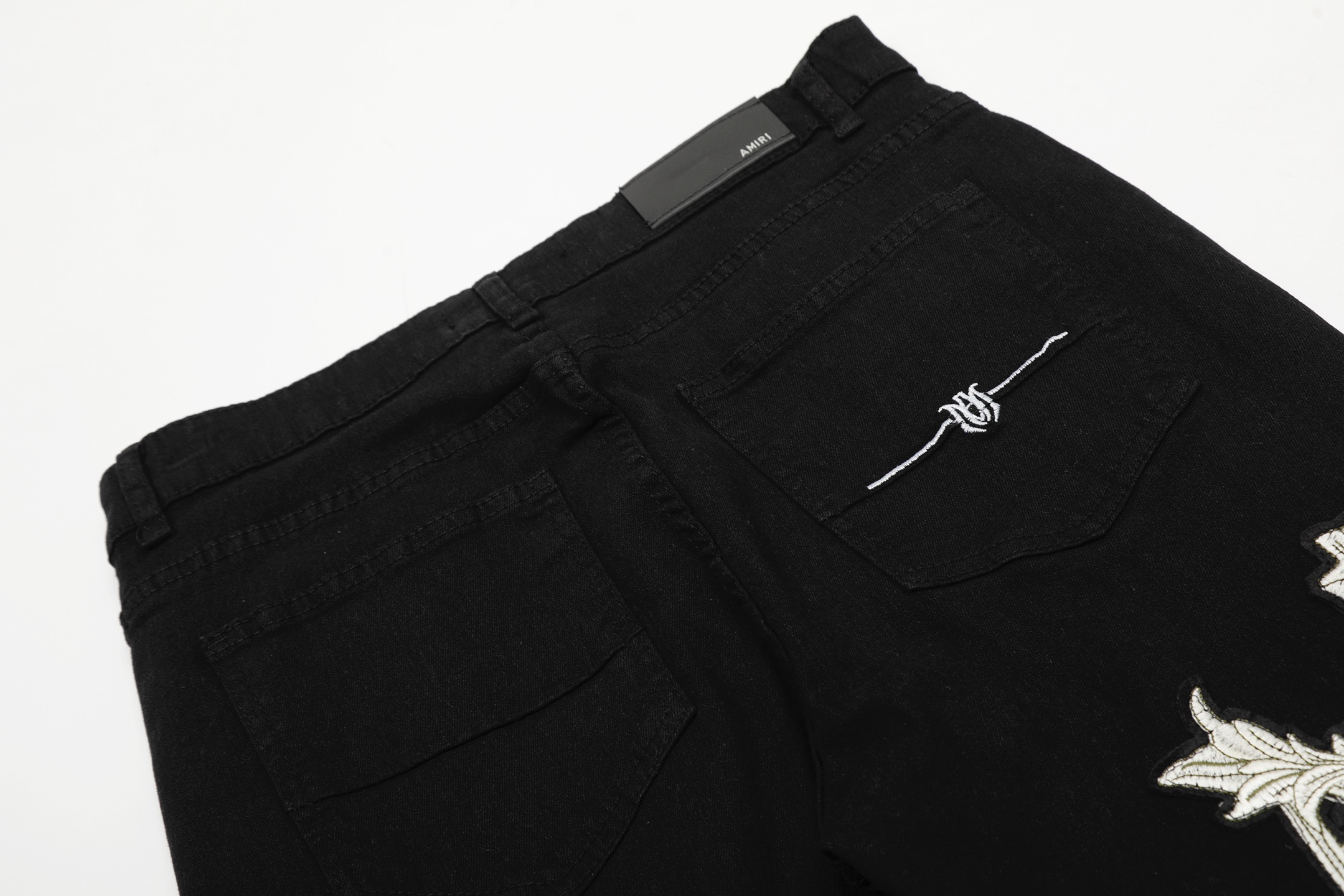 AMIRI Embroidered Jeans and Pants: Soft, Comfortable, Hand-Coded Custom Logo Buttons. - 图片 7