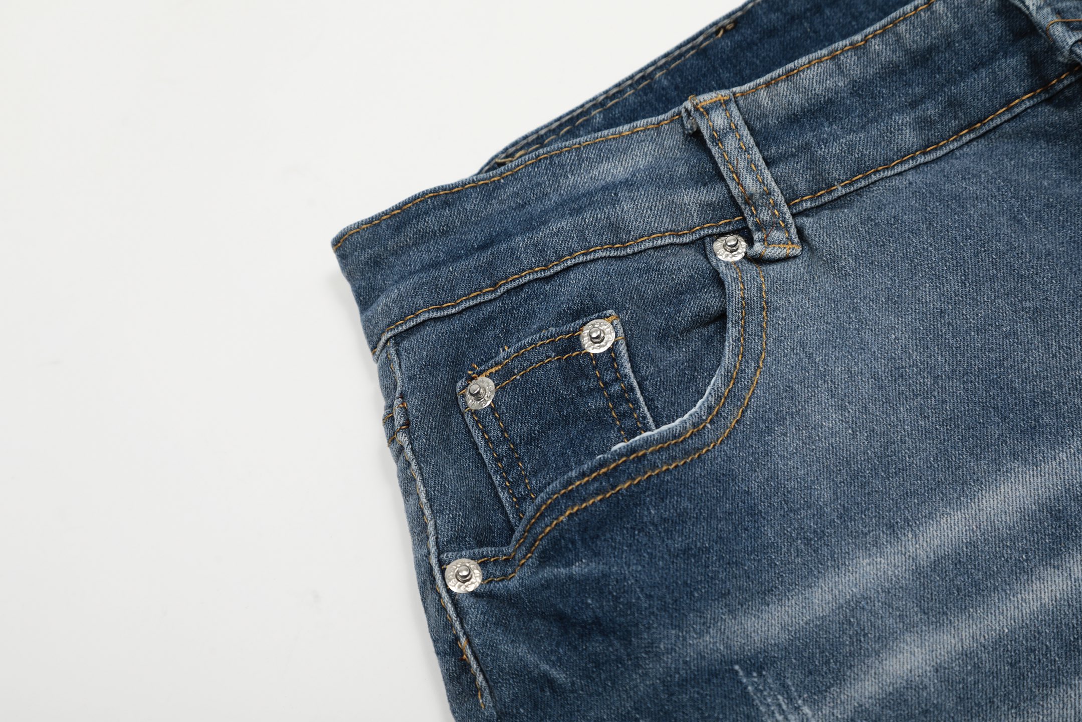 “AMIRI Embroidered Jeans: Soft, Comfortable Tailored Pants in Picture Color (Sizes 30-36)” - 图片 5