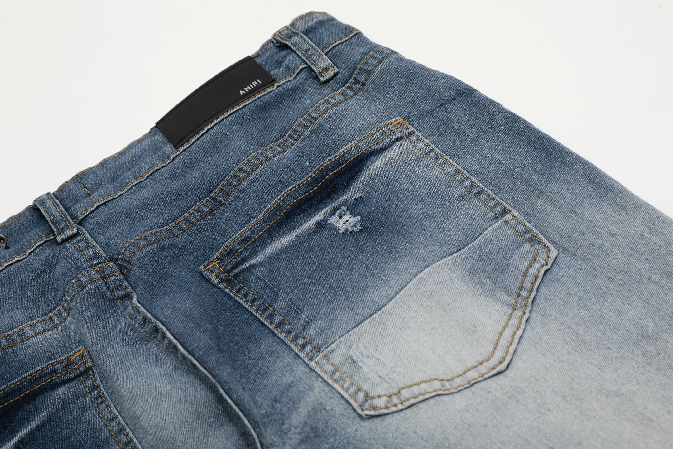 “AMIRI Embroidered Jeans: Soft, Comfortable Tailored Pants in Picture Color (Sizes 30-36)” - 图片 8