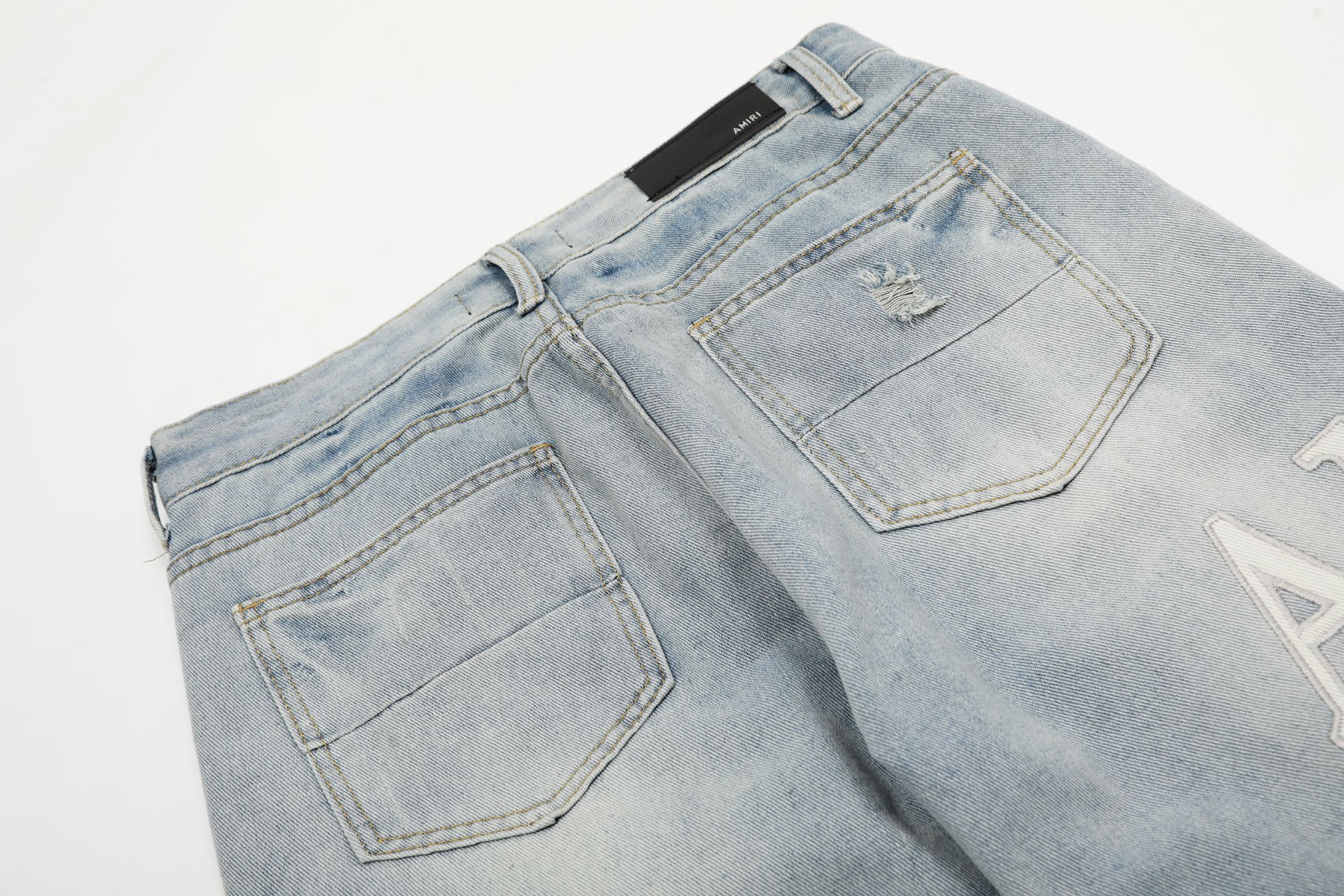 “AMIRI Embroidered Jeans and Pants: Soft, Comfortable, Hand-Coded Tailoring in Blue” - 图片 7