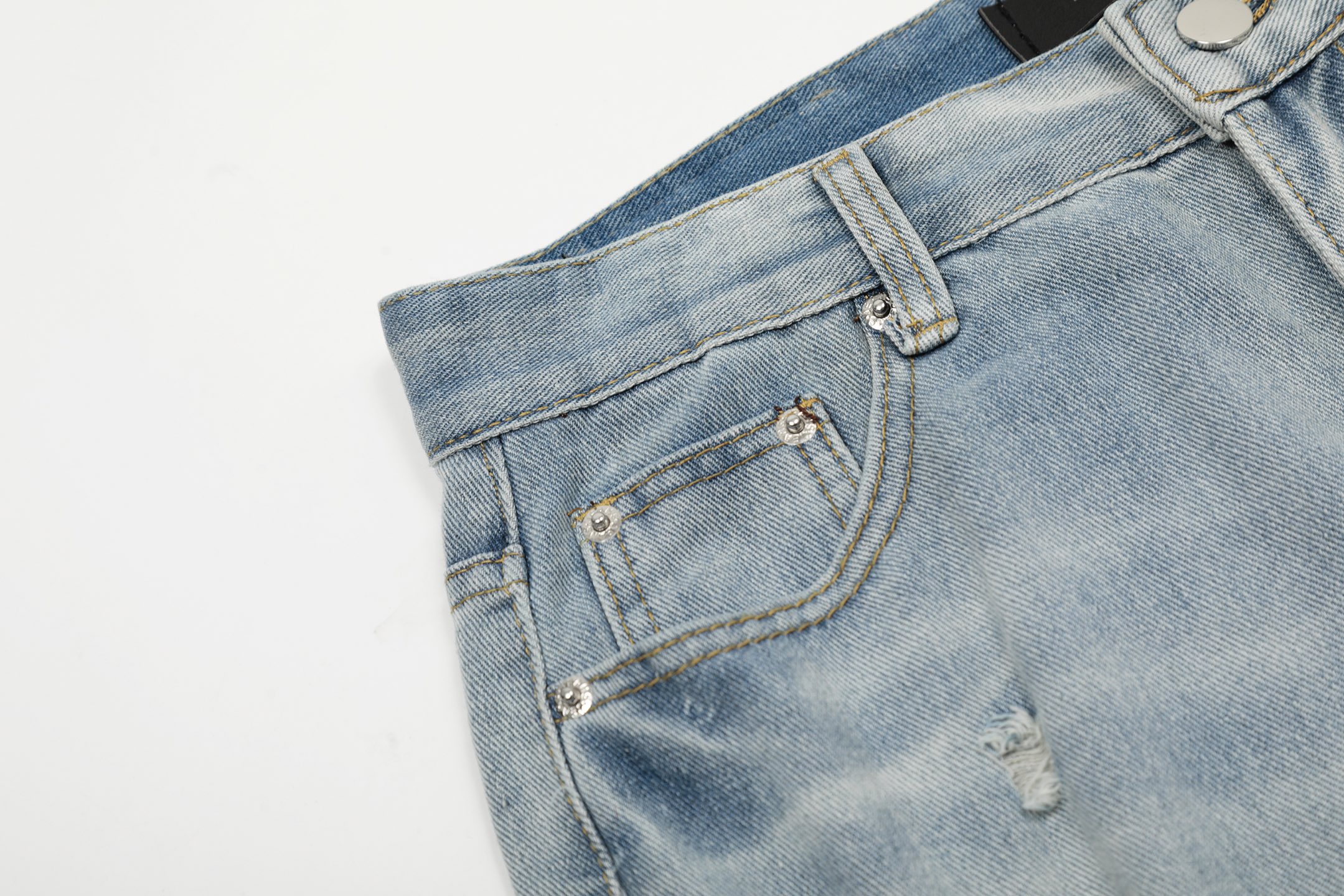 “AMIRI Embroidered Jeans and Pants: Soft, Comfortable, Hand-Coded Tailoring in Blue” - 图片 5