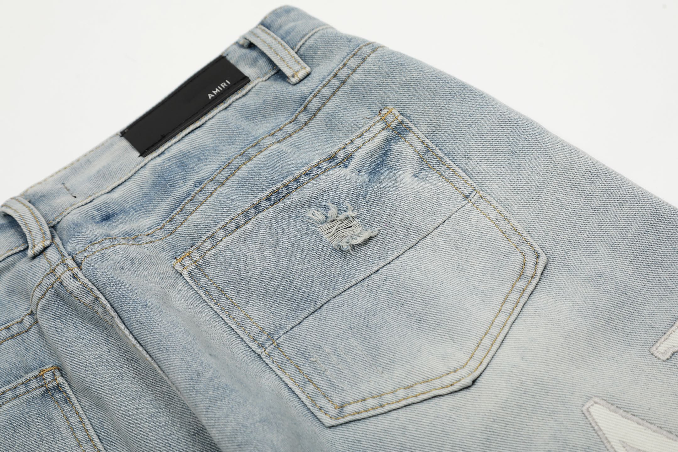 “AMIRI Embroidered Jeans and Pants: Soft, Comfortable, Hand-Coded Tailoring in Blue” - 图片 8