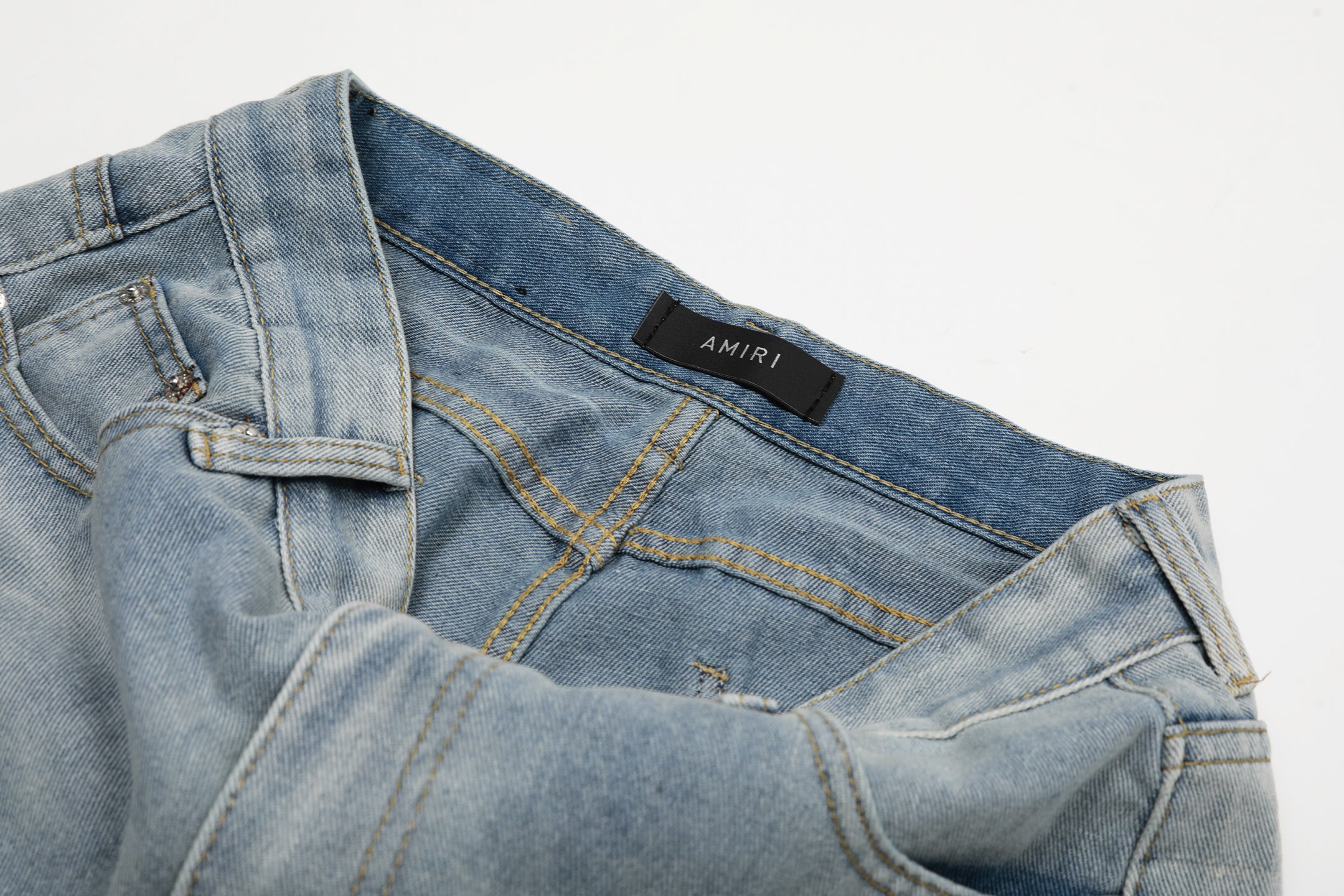 “AMIRI Embroidered Jeans and Pants: Soft, Comfortable, Hand-Coded Tailoring in Blue” - 图片 6