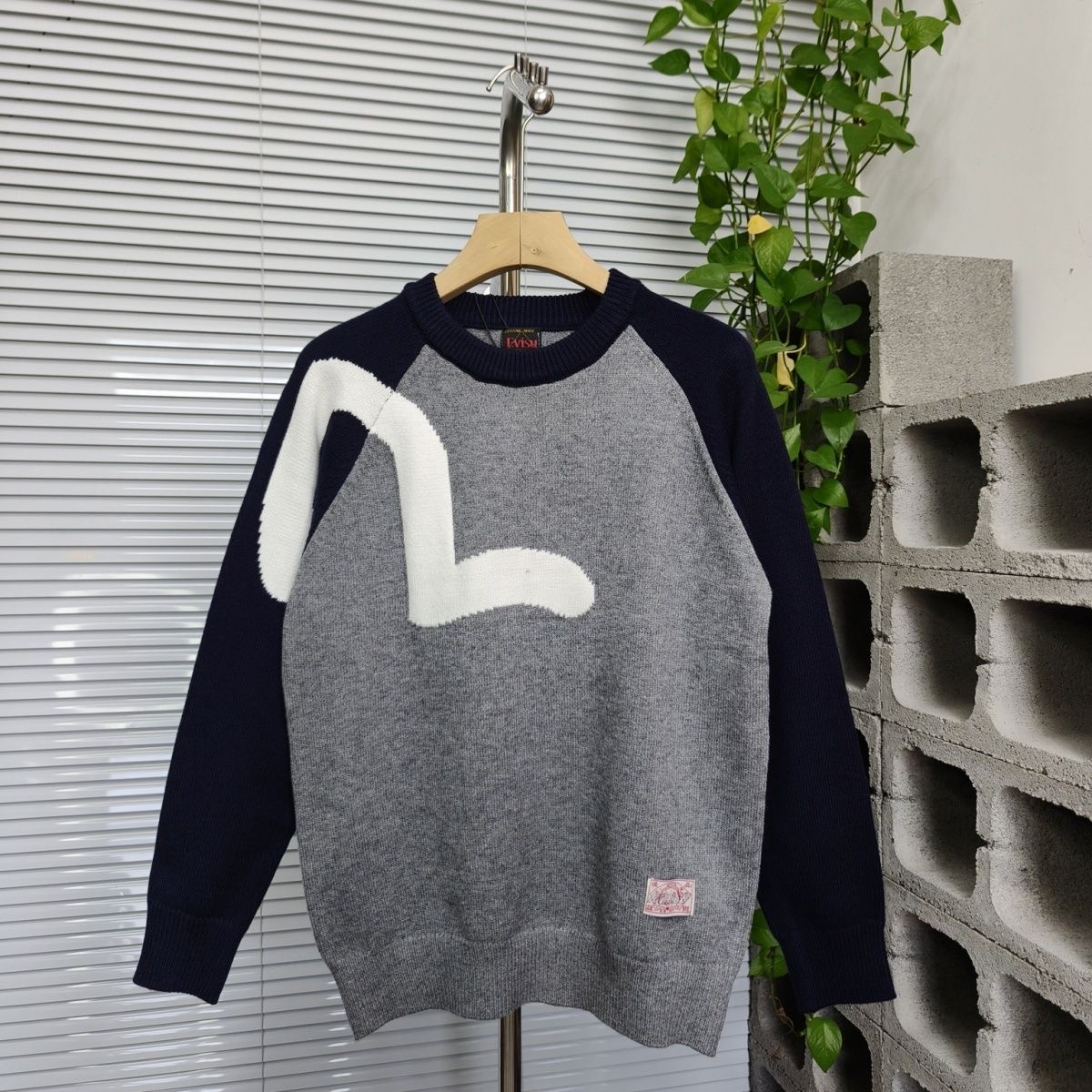 福神 Evisu 情侣款毛衣！ 韩系设计，走在时尚前沿 这件毛衣采用了当下流行的韩版设计，简约而不简单，轻松穿出街头潮人的feel。 三内搭外穿，百变造型 无论是作为内搭露出领口和袖口，还是直接外穿搭配牛仔裤，都能展现…