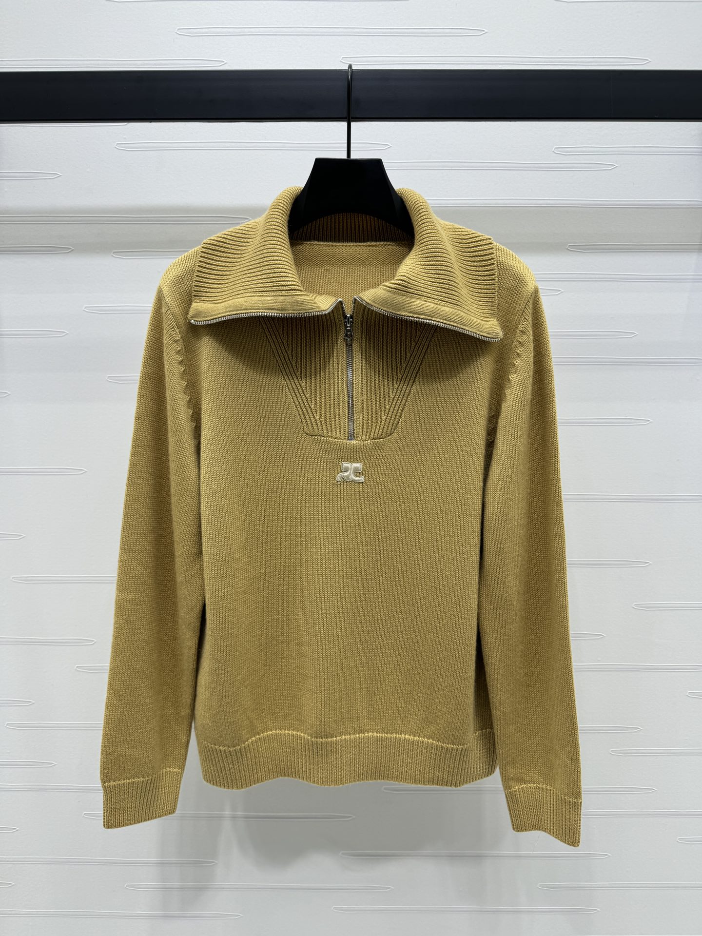 “High Quality Women’s Clothes with Unique Logo Pattern and Half Zipper”