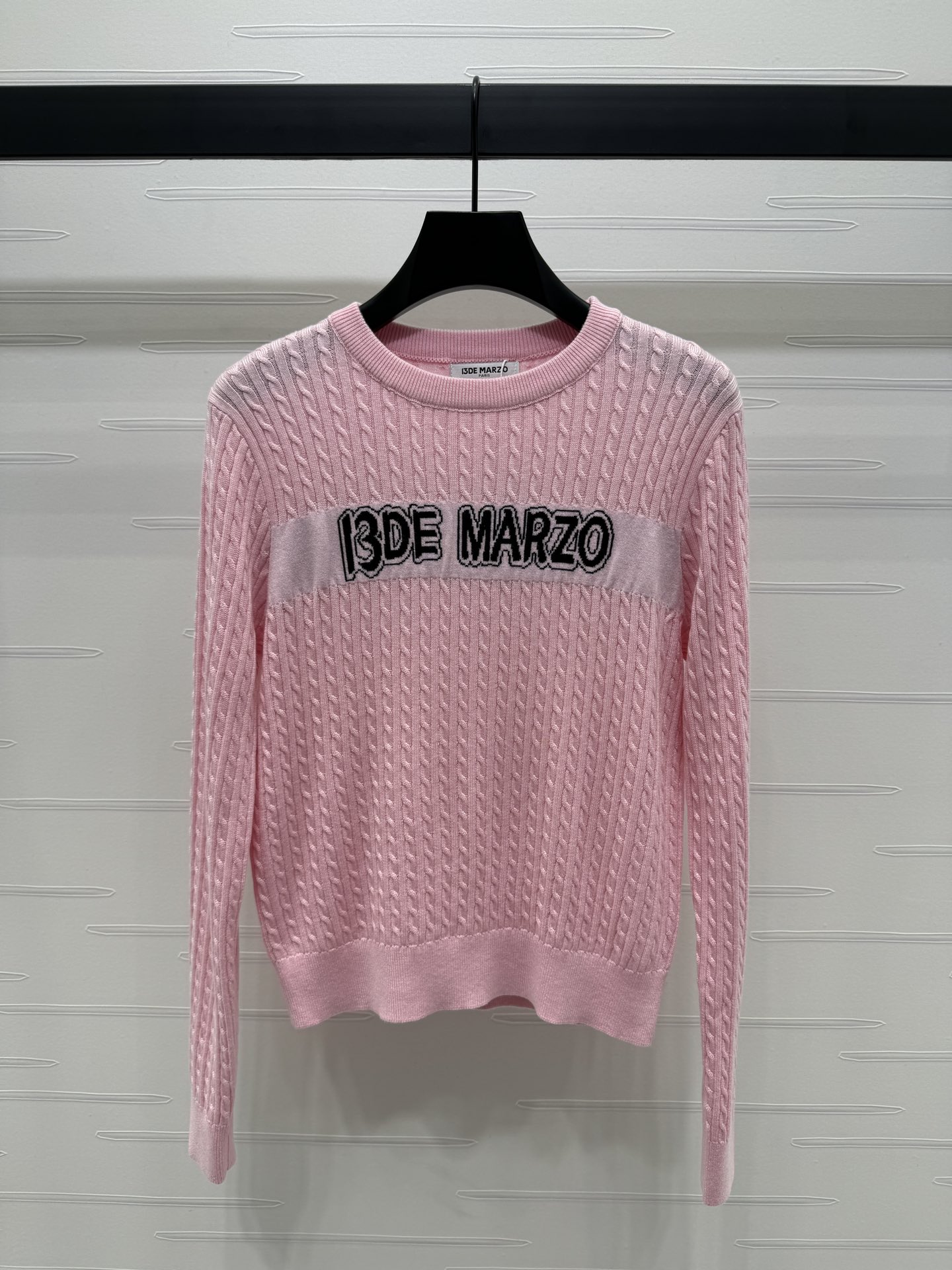 High-Quality Women’s Clothes Featuring Letter Logo Sweater for Fall/Winter 2024