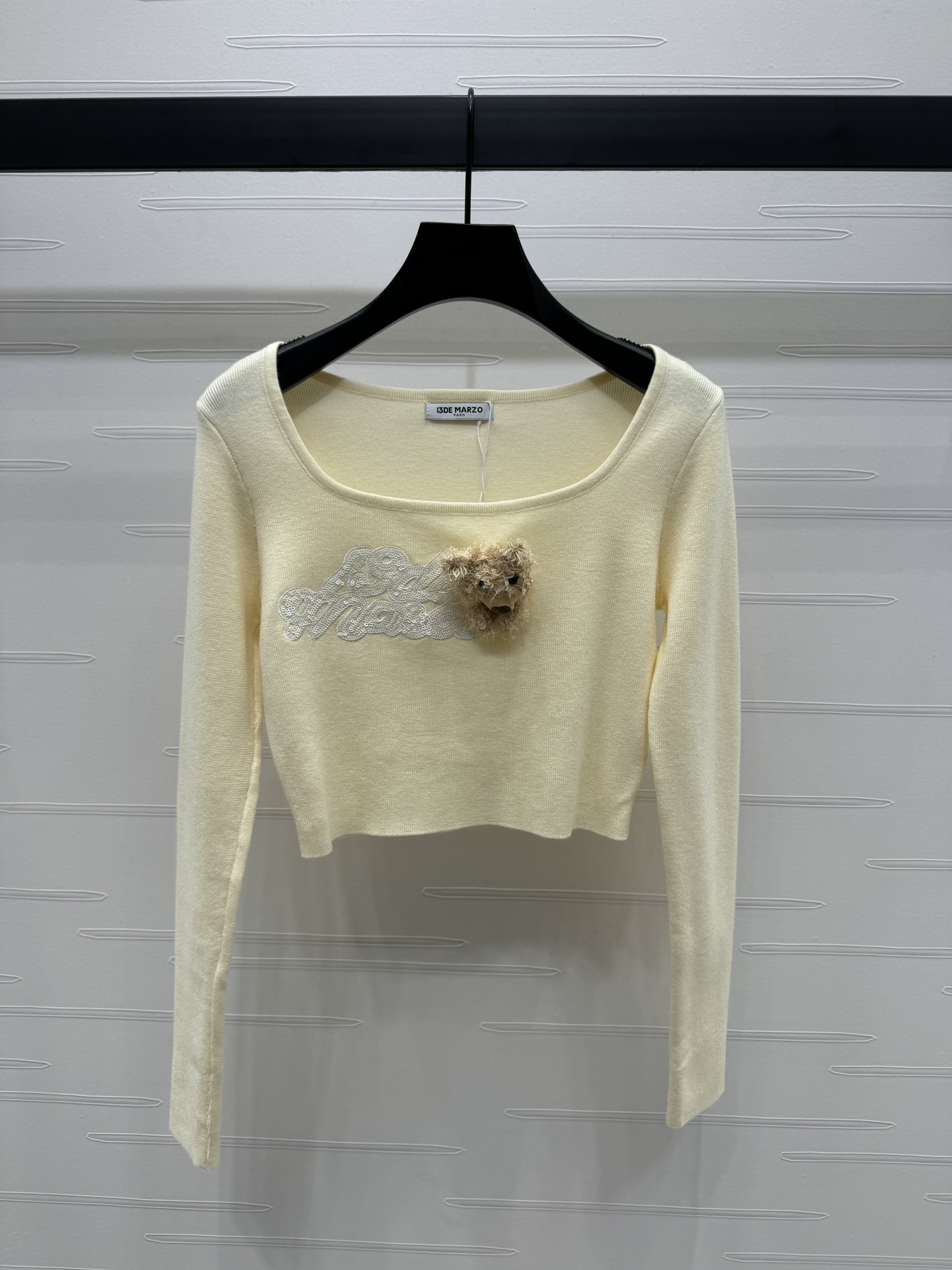 High Quality Women’s Clothes: Stylish Long-Sleeved Shirt with Bear Brooch – March 13, 2024