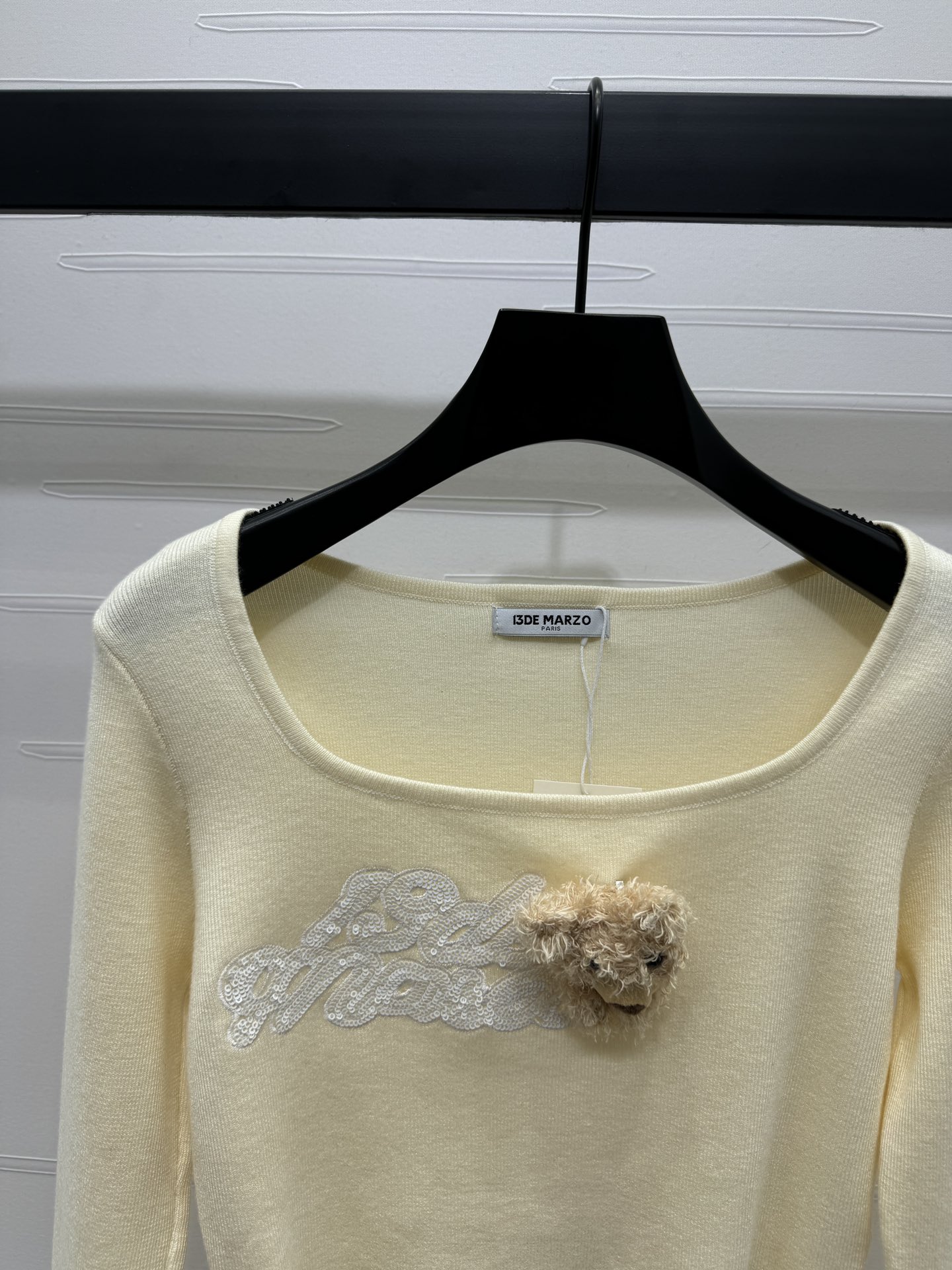 High Quality Women’s Clothes: Stylish Long-Sleeved Shirt with Bear Brooch – March 13, 2024 - 图片 3