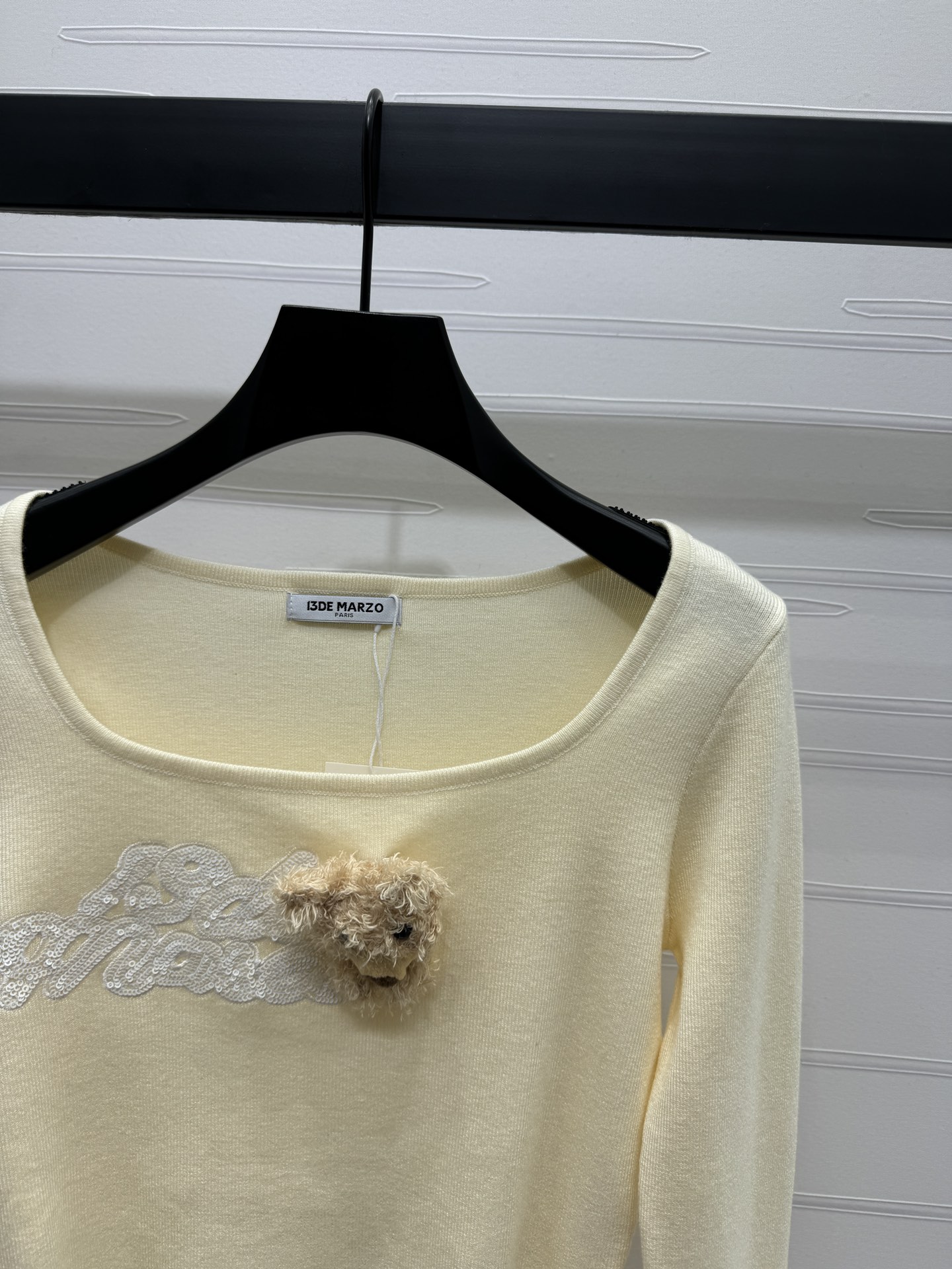 High Quality Women’s Clothes: Stylish Long-Sleeved Shirt with Bear Brooch – March 13, 2024 - 图片 2
