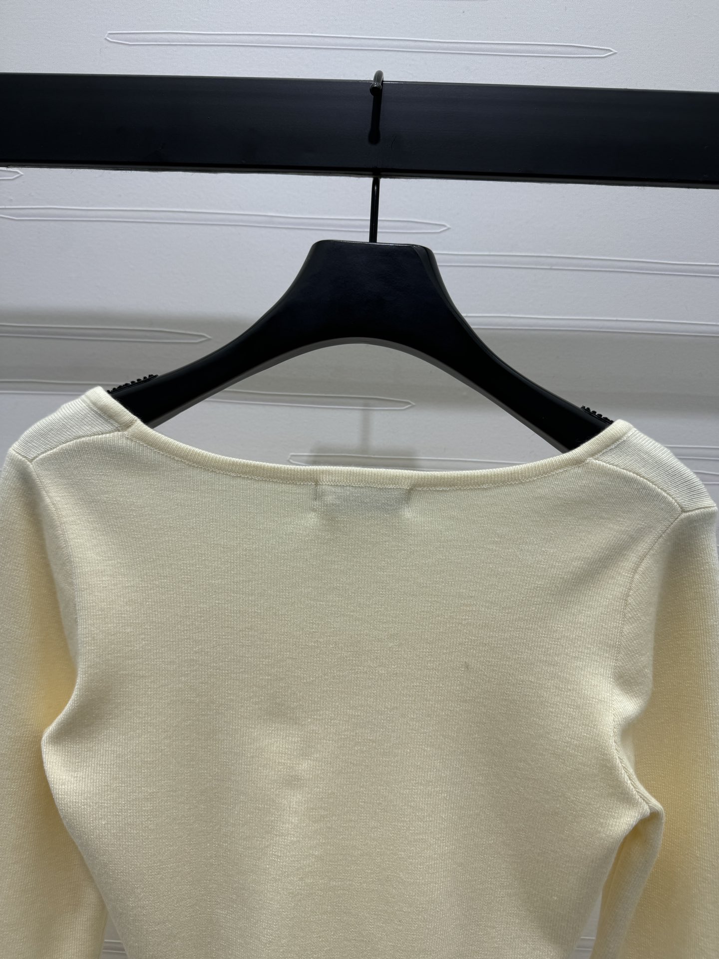 High Quality Women’s Clothes: Stylish Long-Sleeved Shirt with Bear Brooch – March 13, 2024 - 图片 6