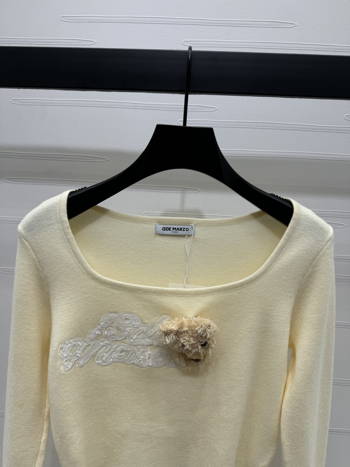High Quality Women’s Clothes: Stylish Long-Sleeved Shirt with Bear Brooch – March 13, 2024 - 图片 4