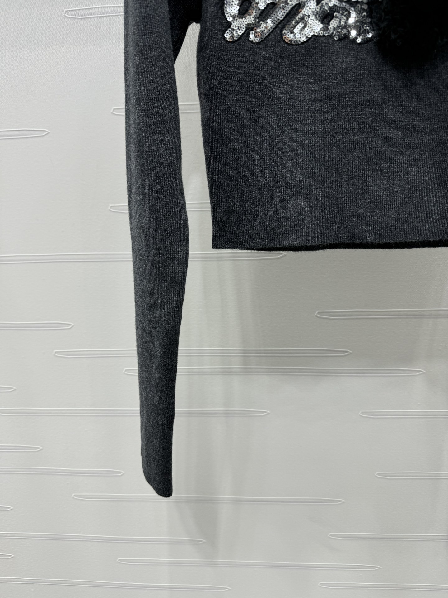 High Quality Women’s Clothes: Customizable, Stylish, Comfortable, Long-Sleeved Shirt with Bear Brooch. - 图片 5