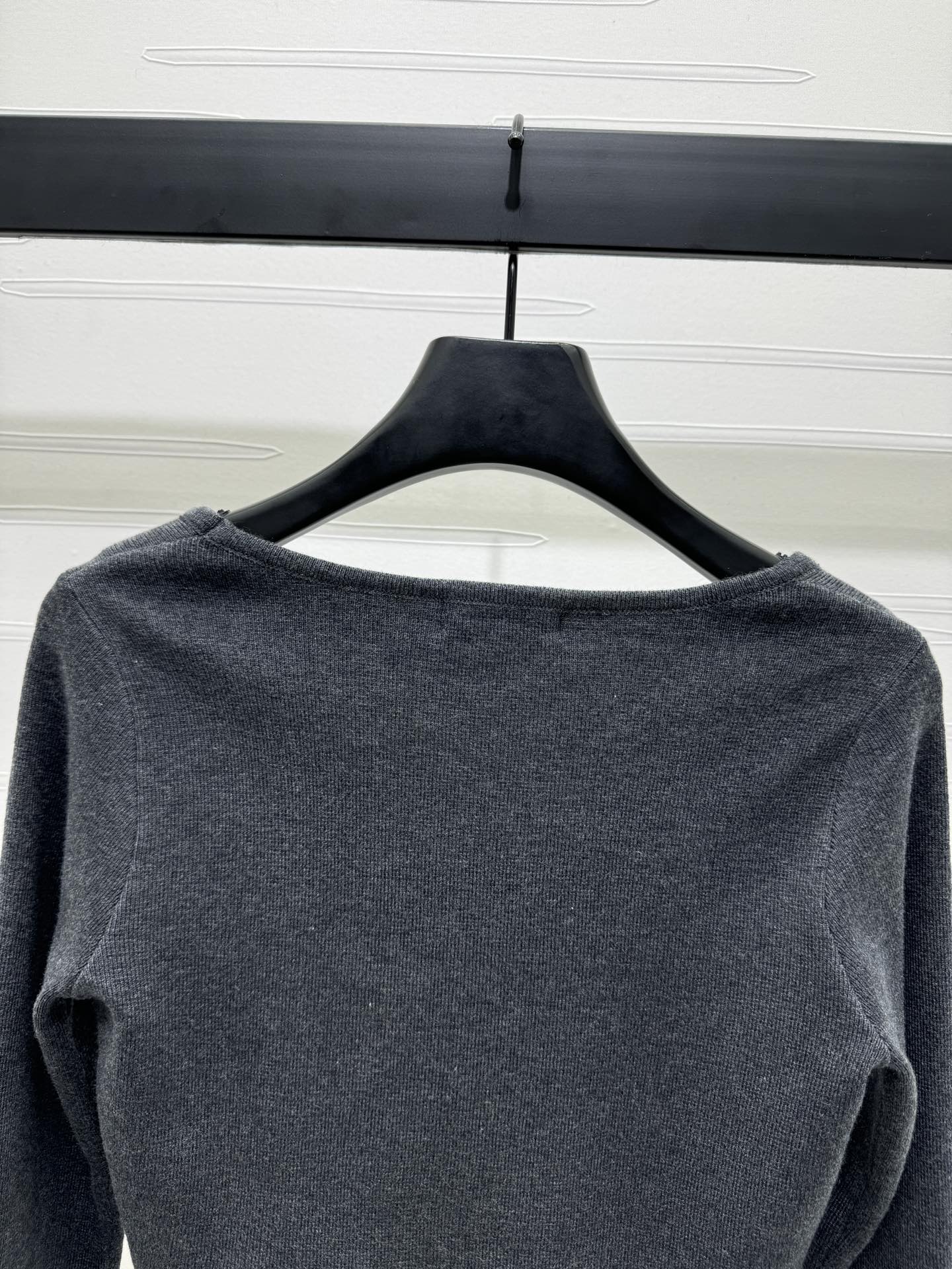 High Quality Women’s Clothes: Customizable, Stylish, Comfortable, Long-Sleeved Shirt with Bear Brooch. - 图片 6