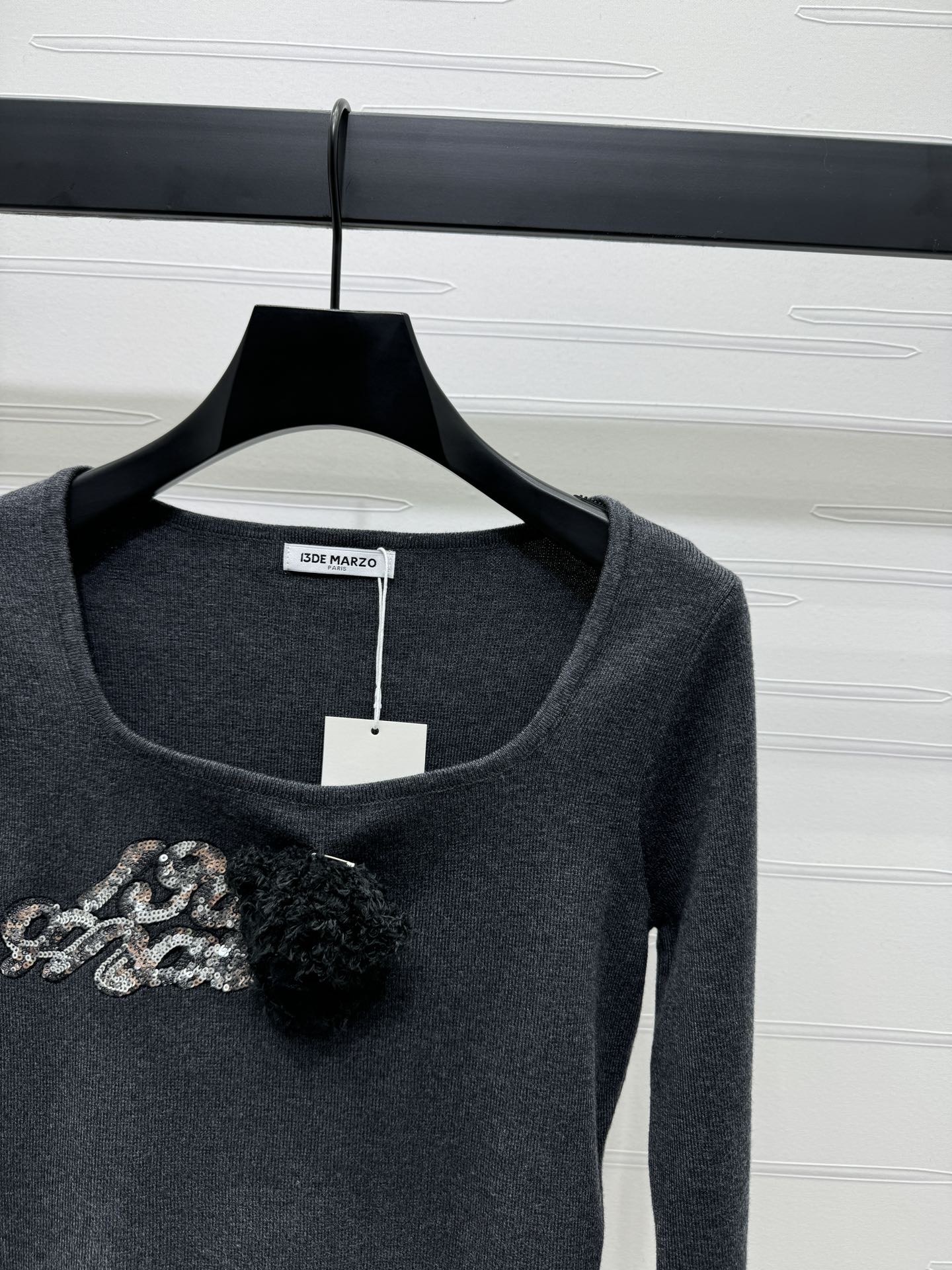 High Quality Women’s Clothes: Customizable, Stylish, Comfortable, Long-Sleeved Shirt with Bear Brooch. - 图片 2