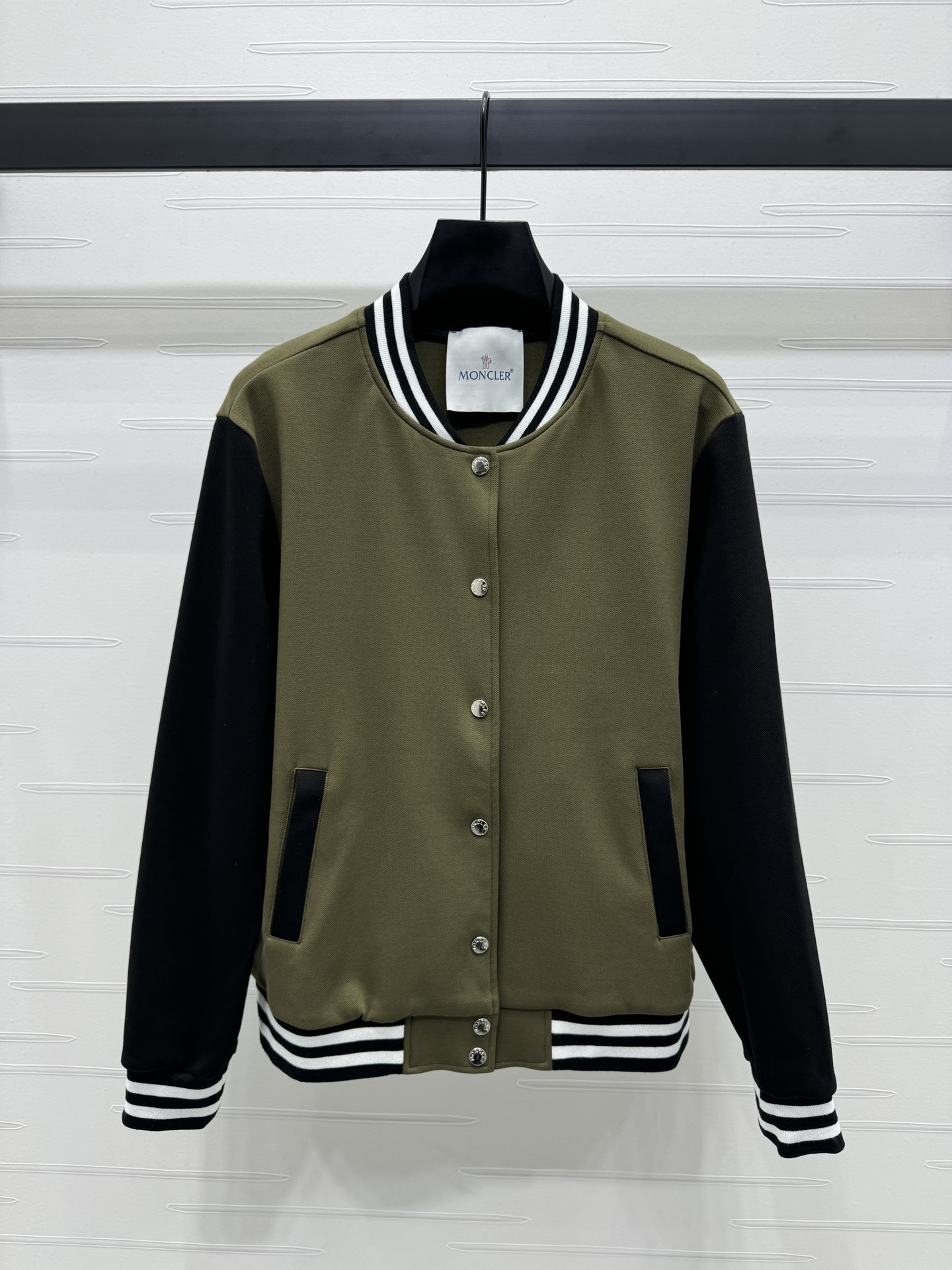 Moncler Impostore Abbigliamento Giacca & Soprabito Splicing Collezione Autunno/Inverno Pantaloni da tuta 1 Moncler Impostore
Abbigliamento Giacca & Soprabito Splicing Collezione Autunno/Inverno Pantaloni da tuta