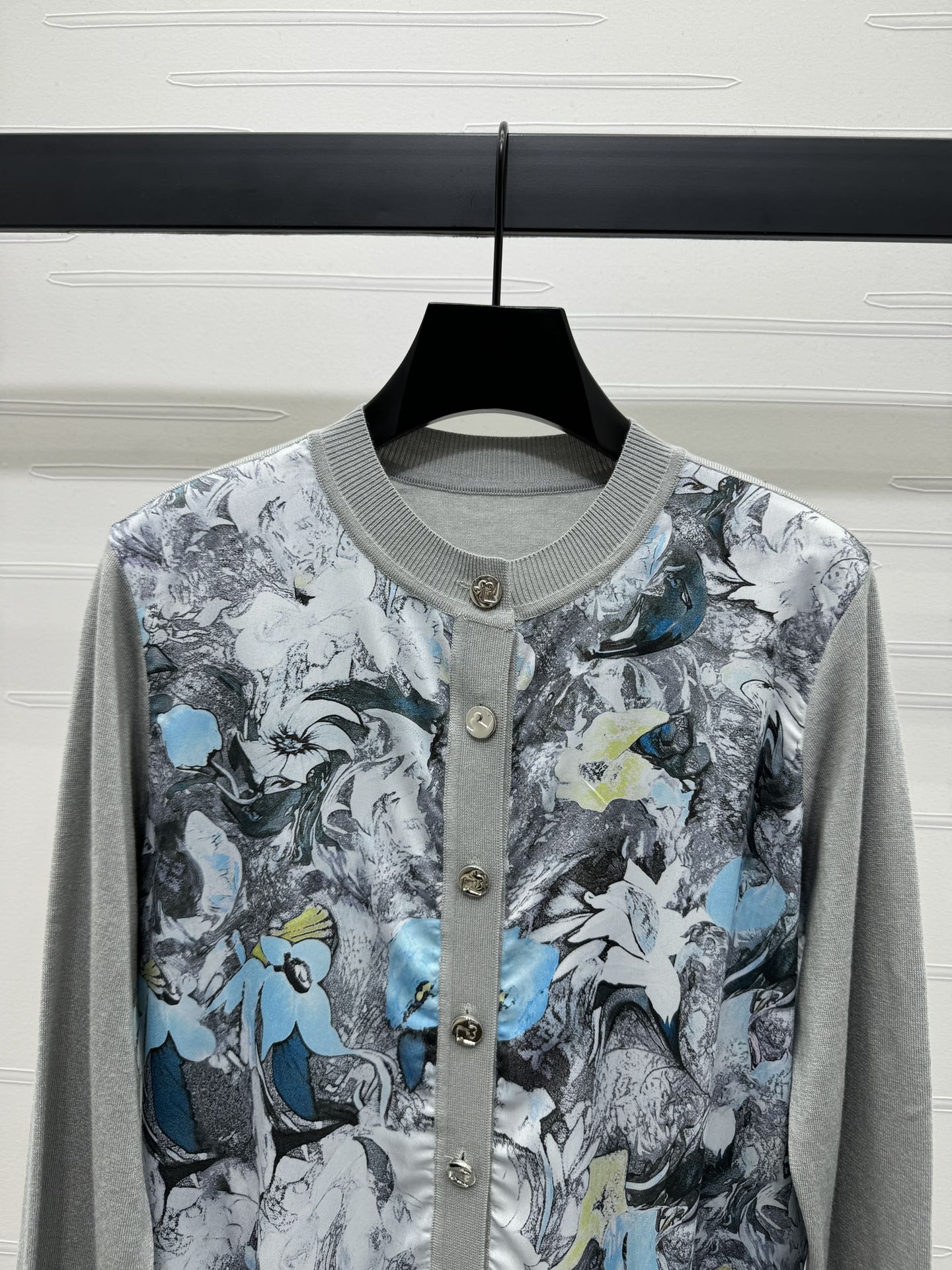 2024 Autumn Winter Women’s Clothes: High-Quality Top by Tory BURC - 图片 4