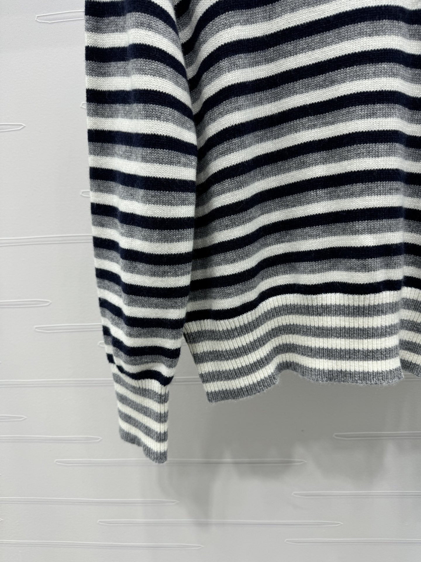 “High Quality Women’s Kenzo Sweater: Imported Wool, Perfect Job Quality, S-M-L Sizes” - 图片 5