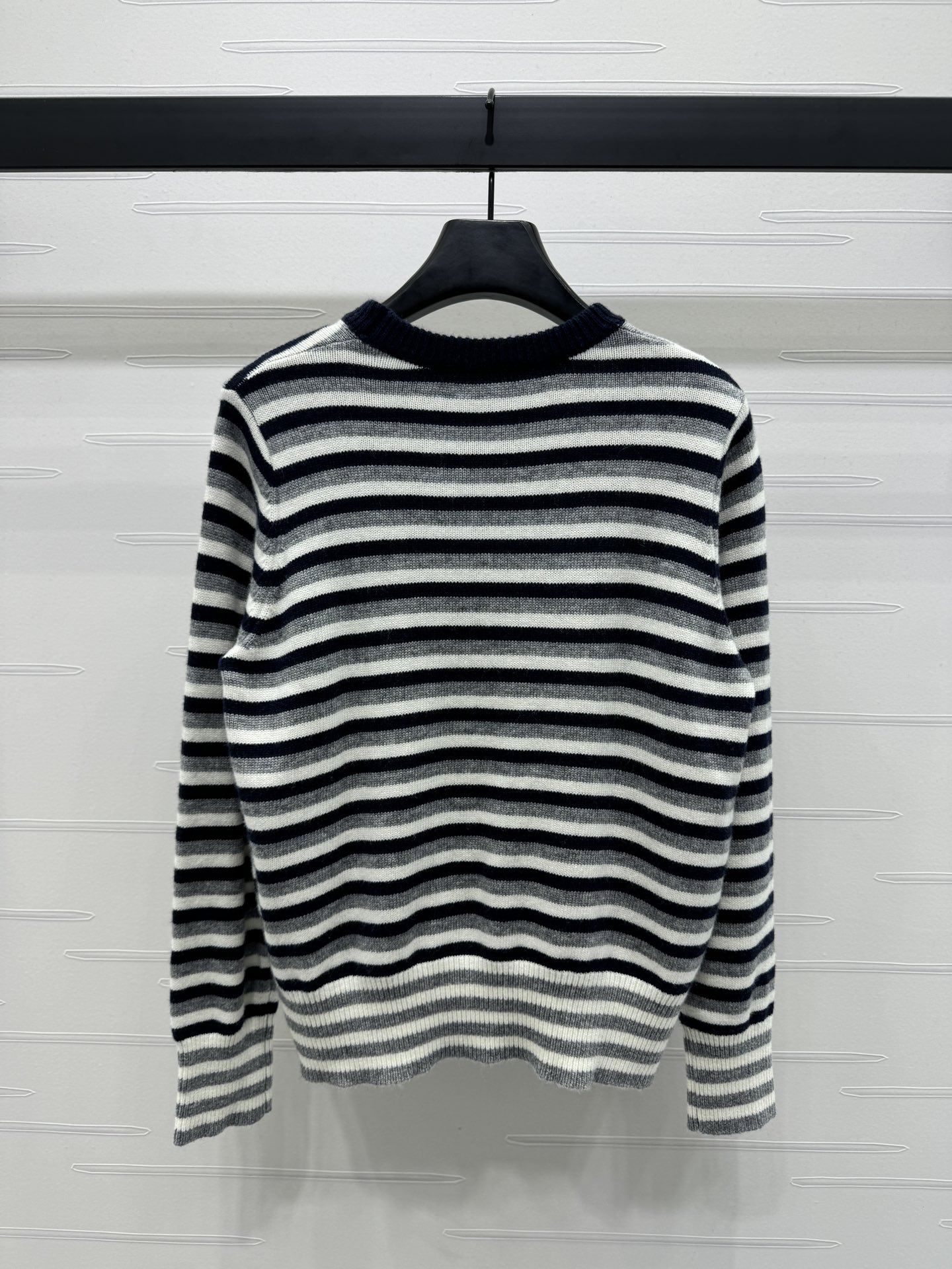“High Quality Women’s Kenzo Sweater: Imported Wool, Perfect Job Quality, S-M-L Sizes” - 图片 7