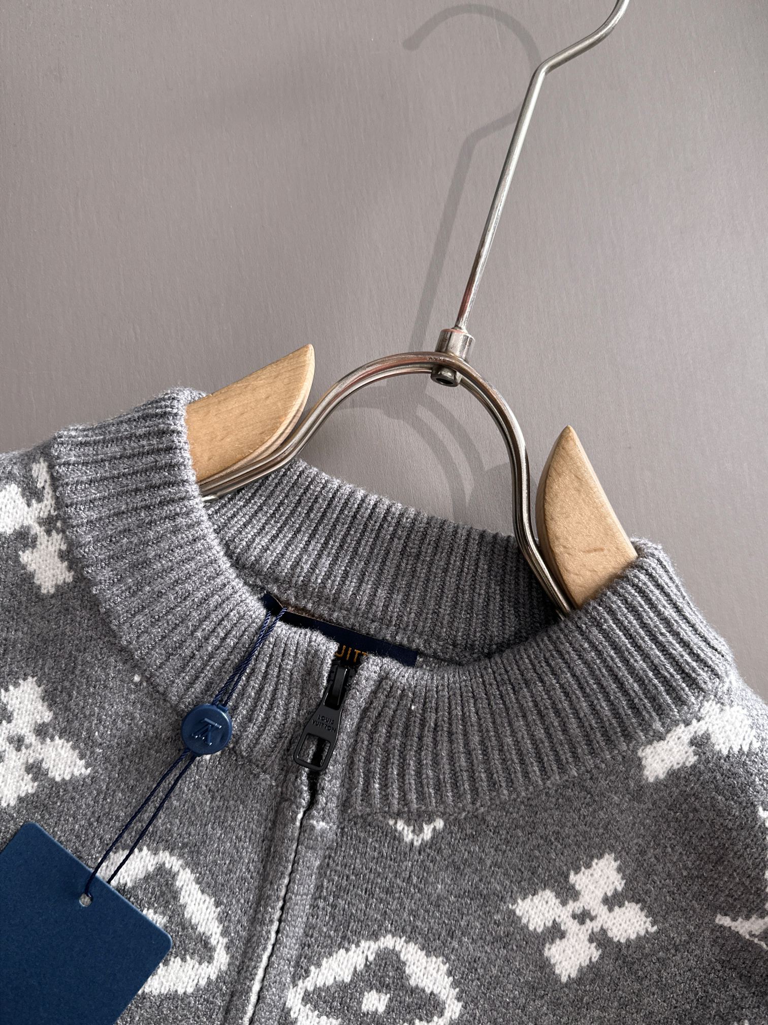 gucci 2025秋冬新款拉链开衫羊毛毛衣 高品质意大利进口羊毛混纺面料，高密度针织，时尚百搭毛衣，帅