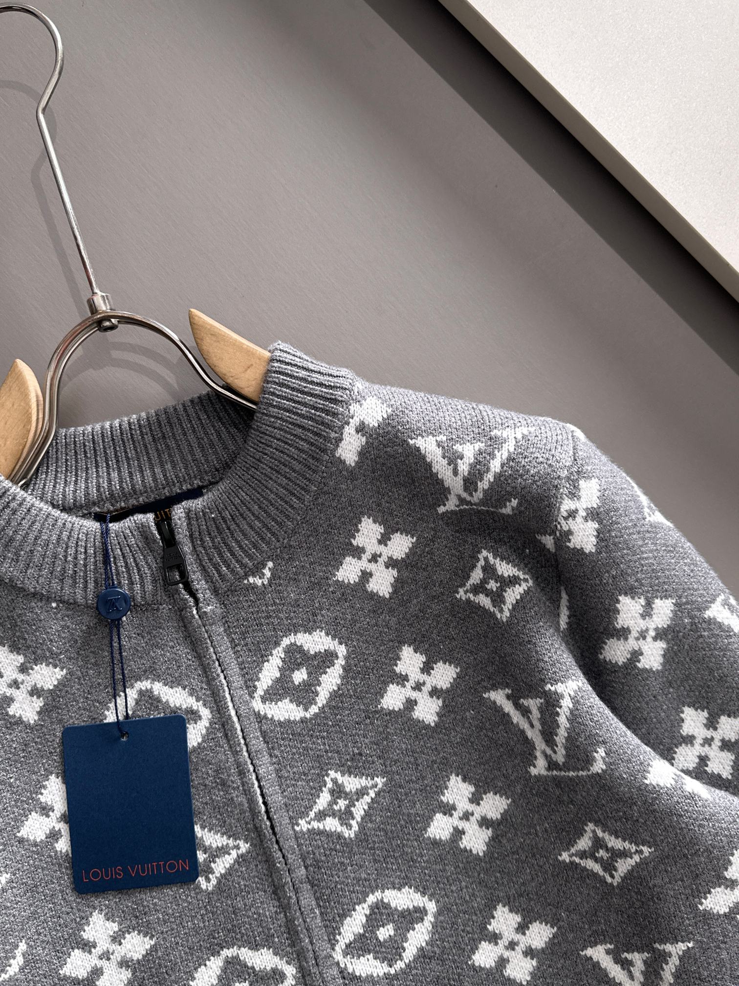 gucci 2025秋冬新款拉链开衫羊毛毛衣 高品质意大利进口羊毛混纺面料，高密度针织，时尚百搭毛衣，帅