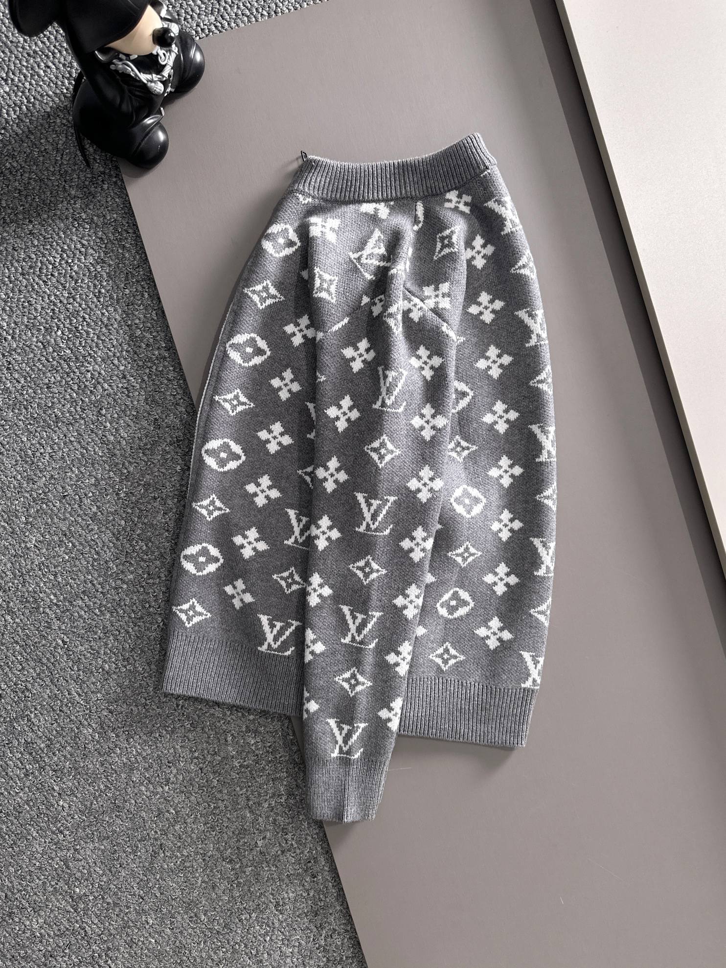 gucci 2025秋冬新款拉链开衫羊毛毛衣 高品质意大利进口羊毛混纺面料，高密度针织，时尚百搭毛衣，帅