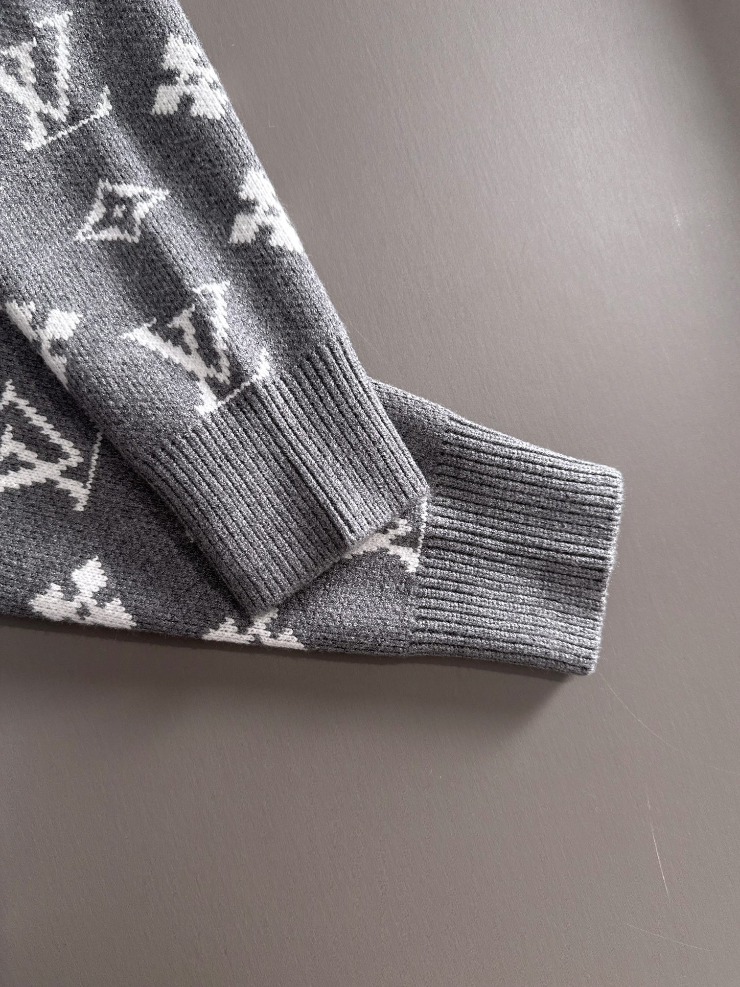 gucci 2025秋冬新款拉链开衫羊毛毛衣 高品质意大利进口羊毛混纺面料，高密度针织，时尚百搭毛衣，帅