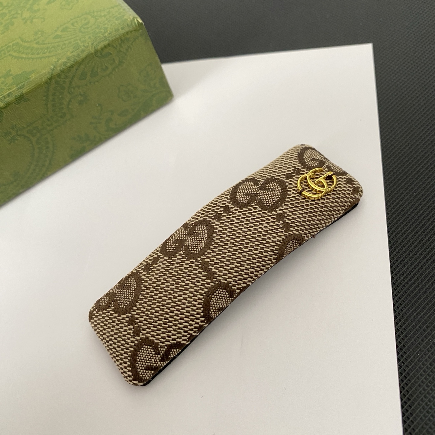 Gucci Tiger Head Jaw Clip: 3D Resin Motif on Functional Gold-Tone Base 8 i1764215184663 7155 0 2